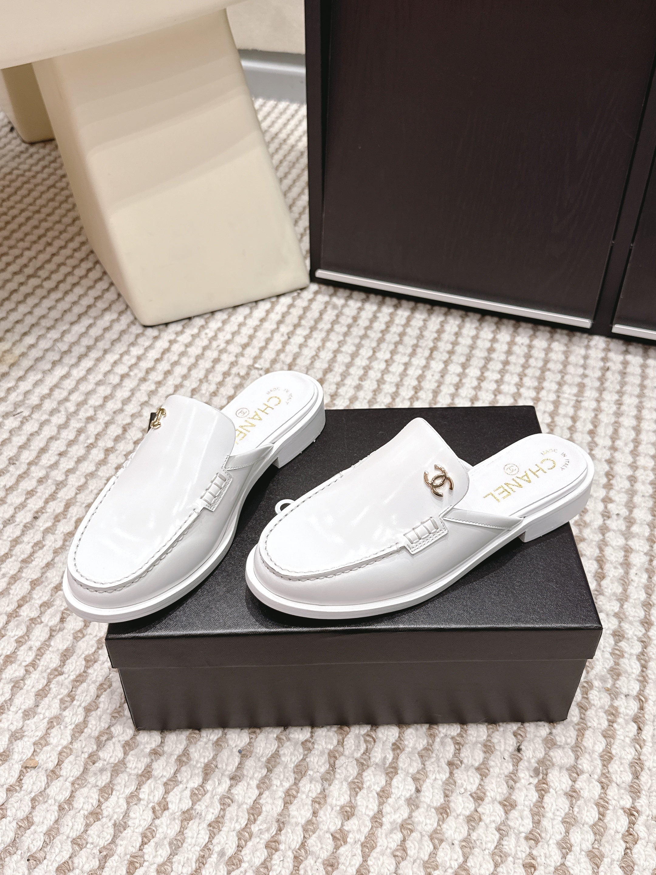 CHANEL 26S LOAFER MULES IN WHITE GLOSSY CALFSKIN