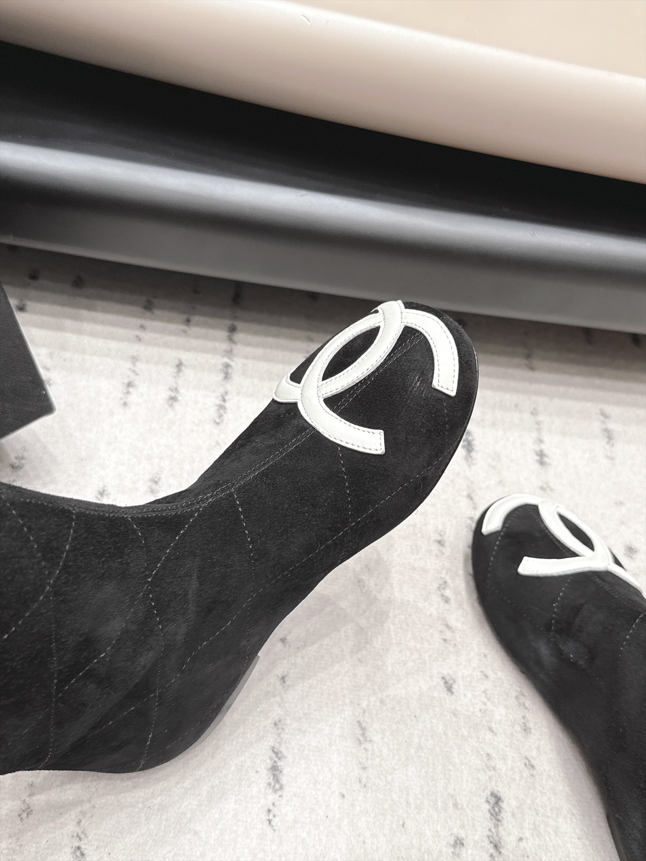 CHANEL 26S KNEE HIGH BOOTS IN BLACK SUEDE AND PATENT CUFF