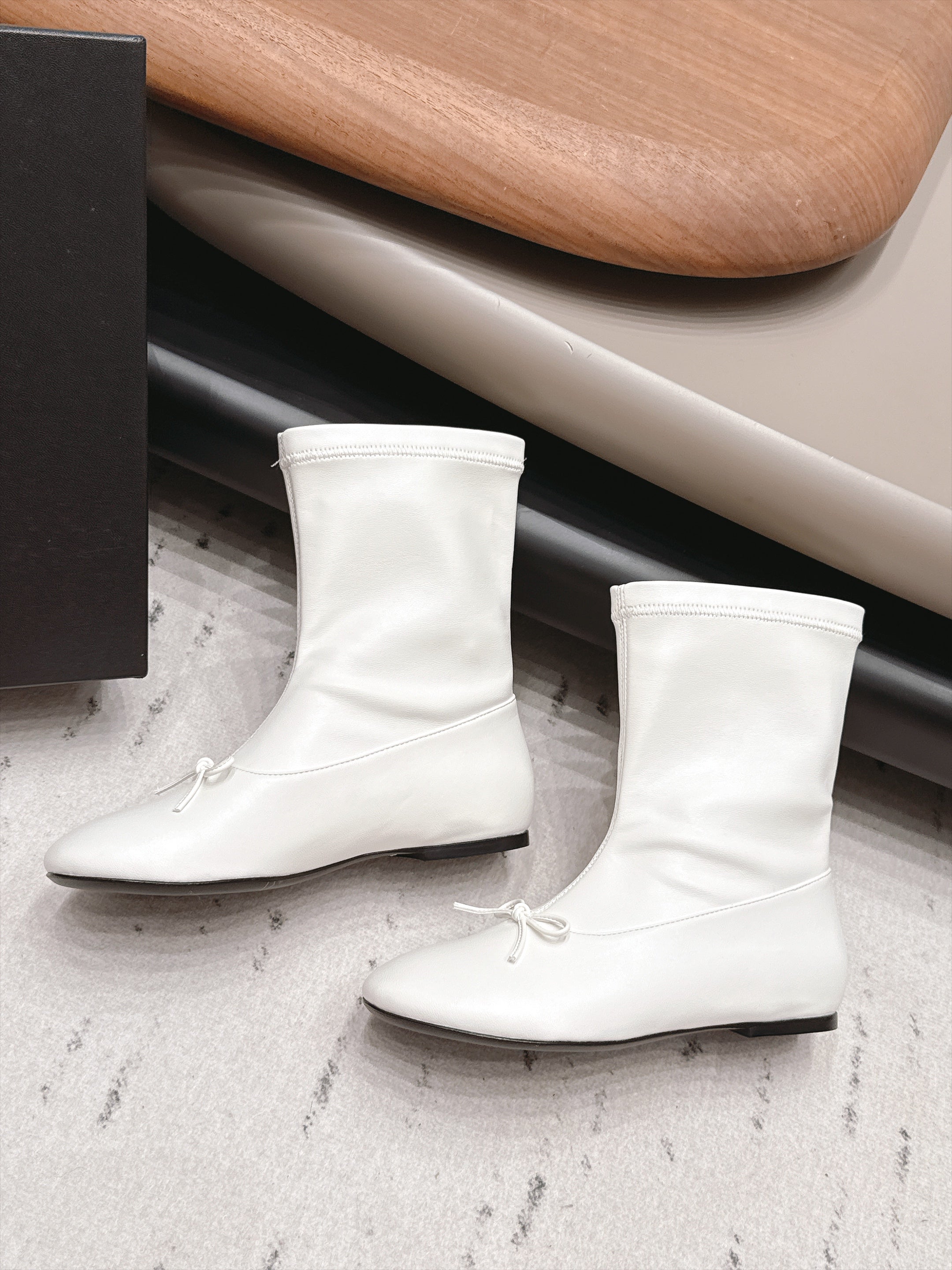 CHANEL 26S ANKLE BOOTS IN WHITE CALFSKIN LACE UP FRONT