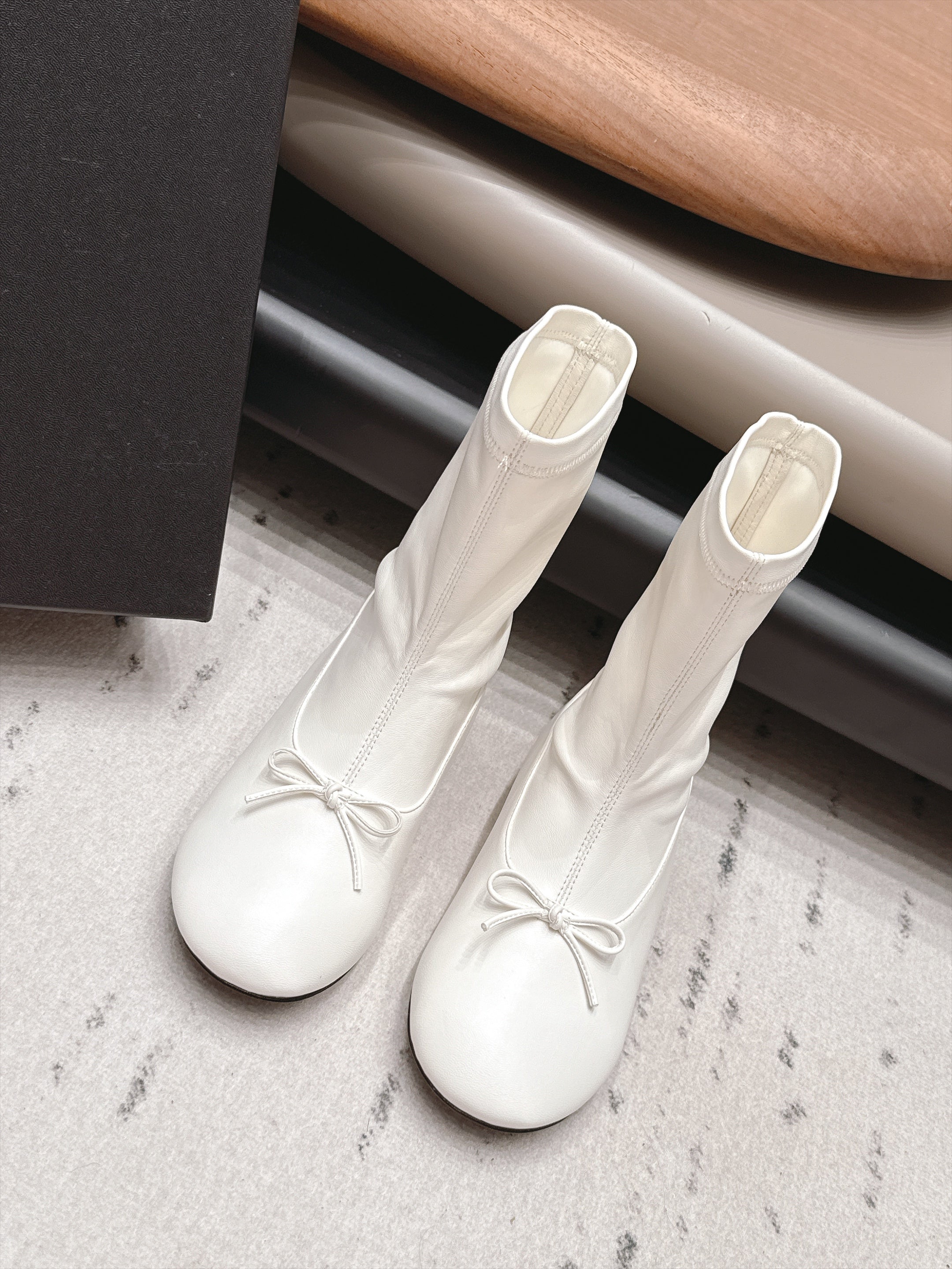 CHANEL 26S ANKLE BOOTS IN WHITE CALFSKIN LACE UP FRONT