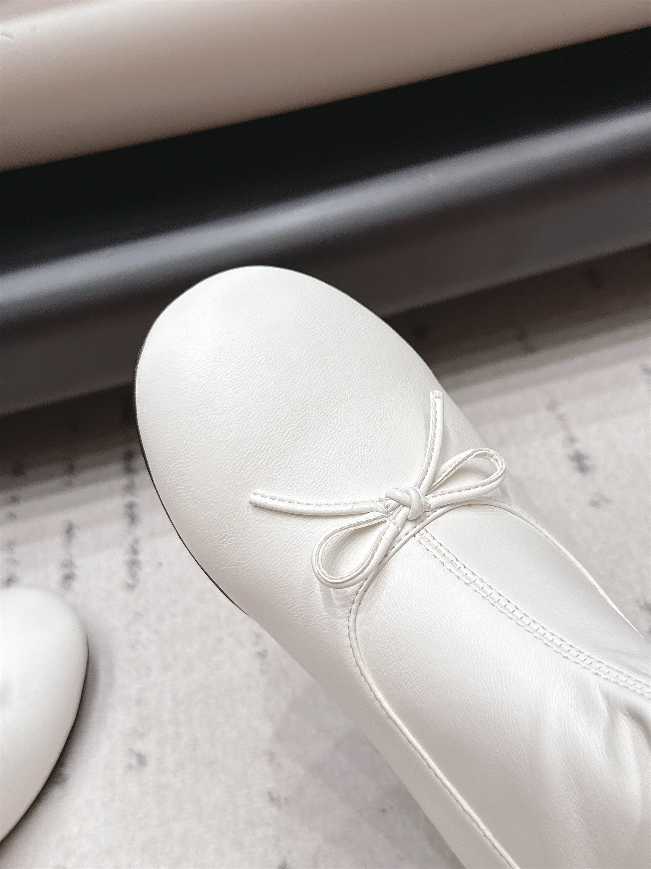 CHANEL 26S ANKLE BOOTS IN WHITE CALFSKIN LACE UP FRONT