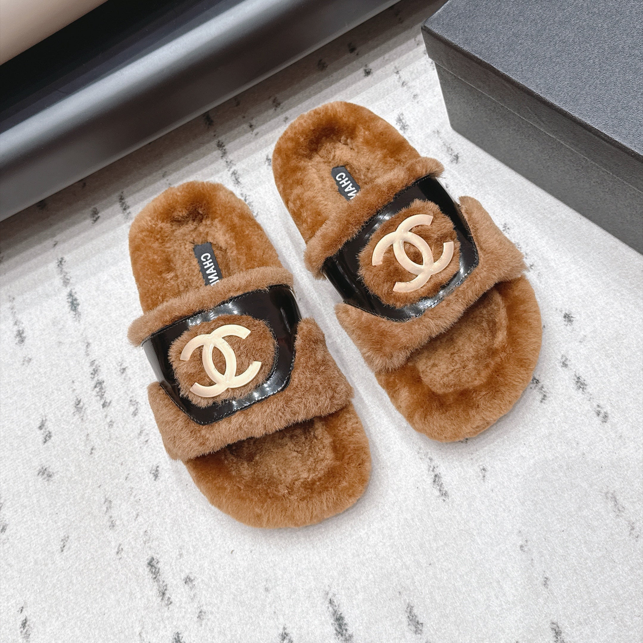 CHANEL 26S SLIDE SANDALS IN BROWN SHEARLING AND BLACK STRAP