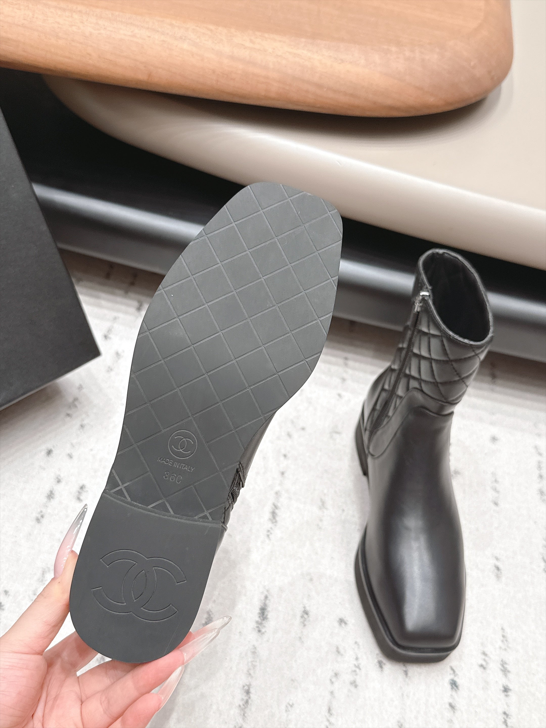 CHANEL 26S ANKLE BOOTS 40MM IN BLACK CALFSKIN AND QUILTED
