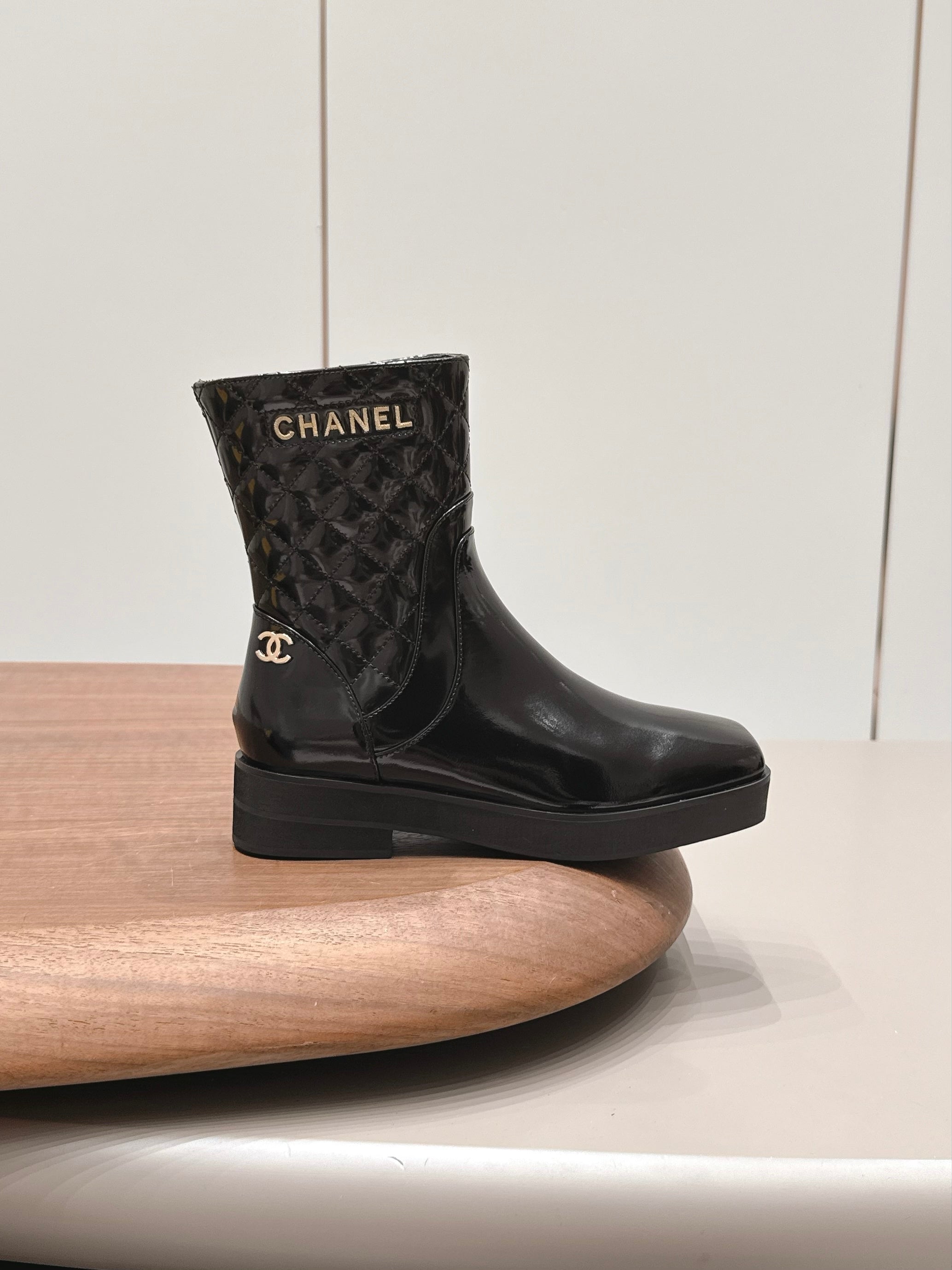 CHANEL 26S ANKLE BOOTS 40MM IN BLACK CALFSKIN PATENT AND QUILTED
