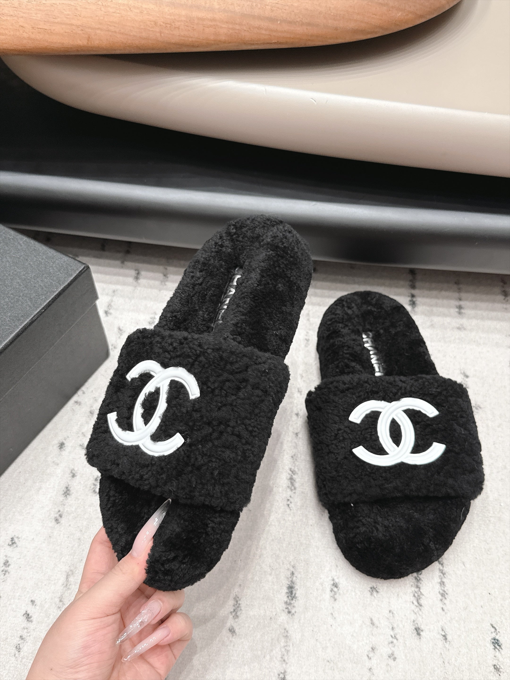 CHANEL 26S SLIDE MULES IN BLACK SHEARLING AND WHITE CC LOGO