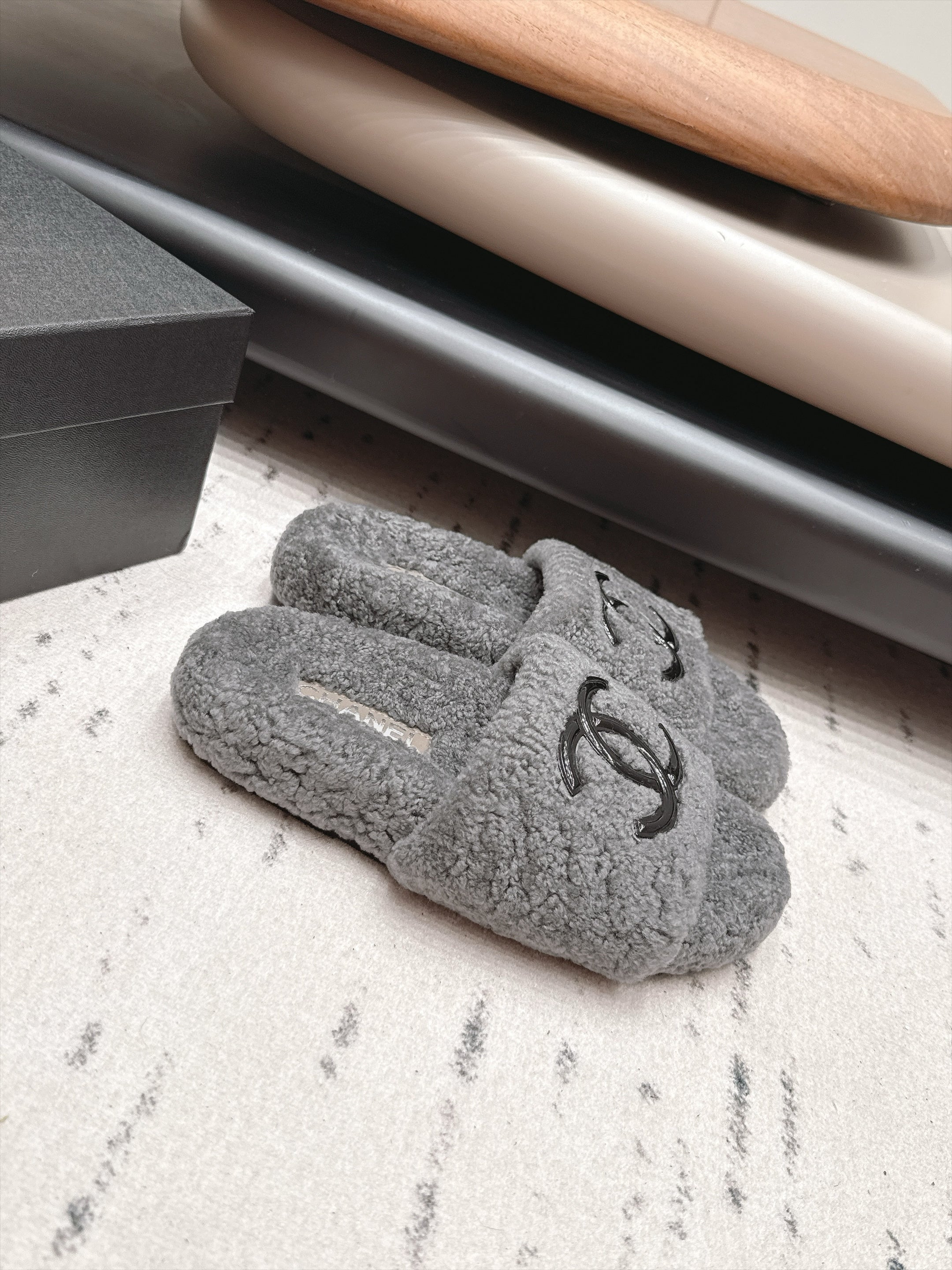 CHANEL 26S SLIDE MULES IN GREY SHEARLING AND BLACK CC LOGO
