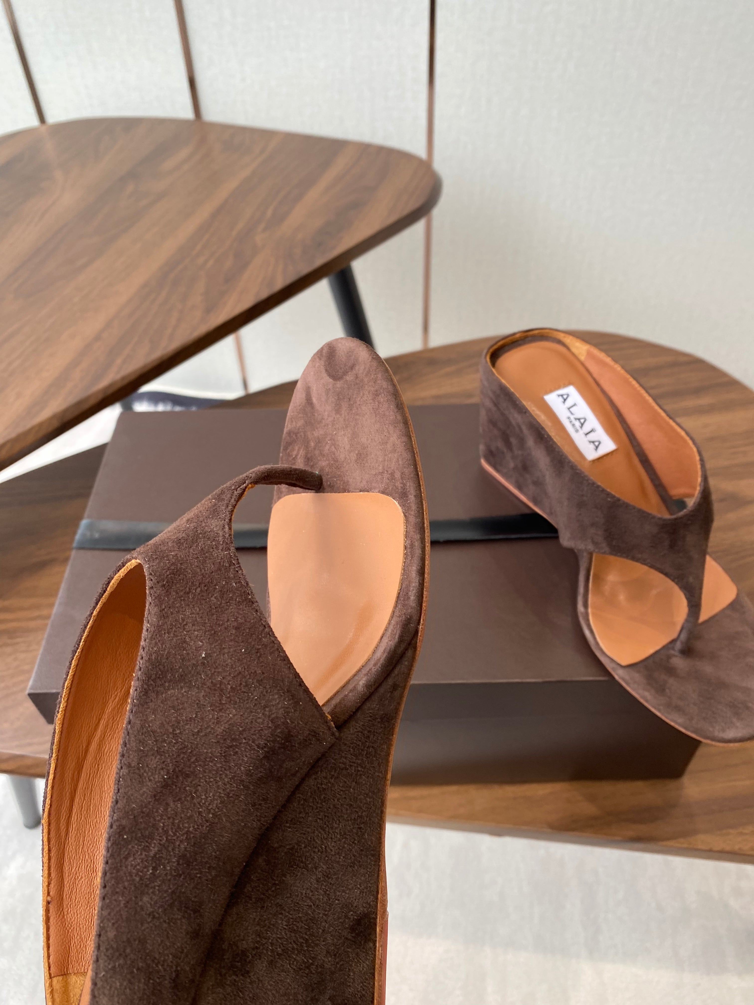 ALAIA WEDGE THONG SANDALS 25S IN BROWN SUEDE