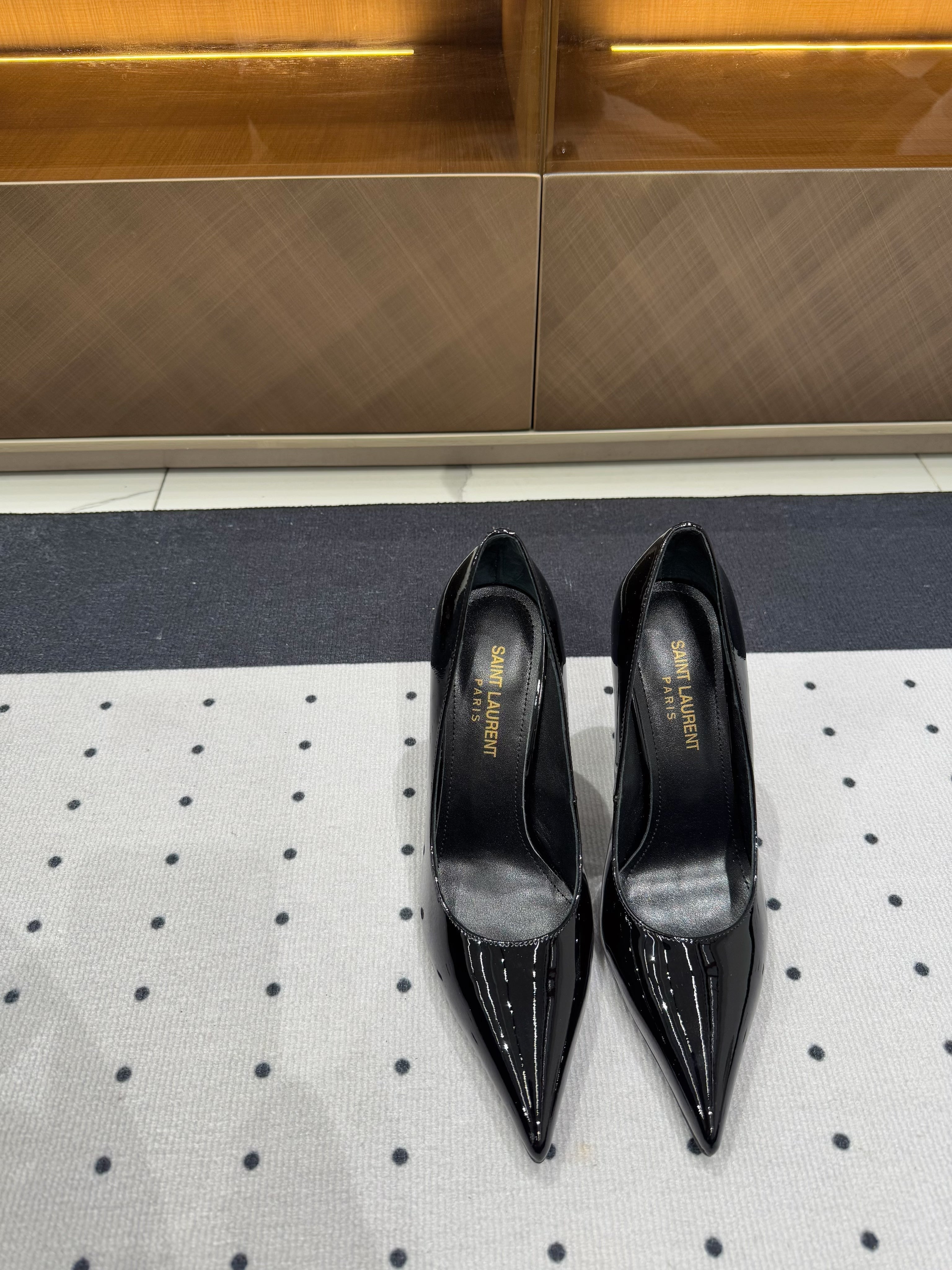 NORMA PUMPS IN BLACK GLOSSY SHEEPSKIN