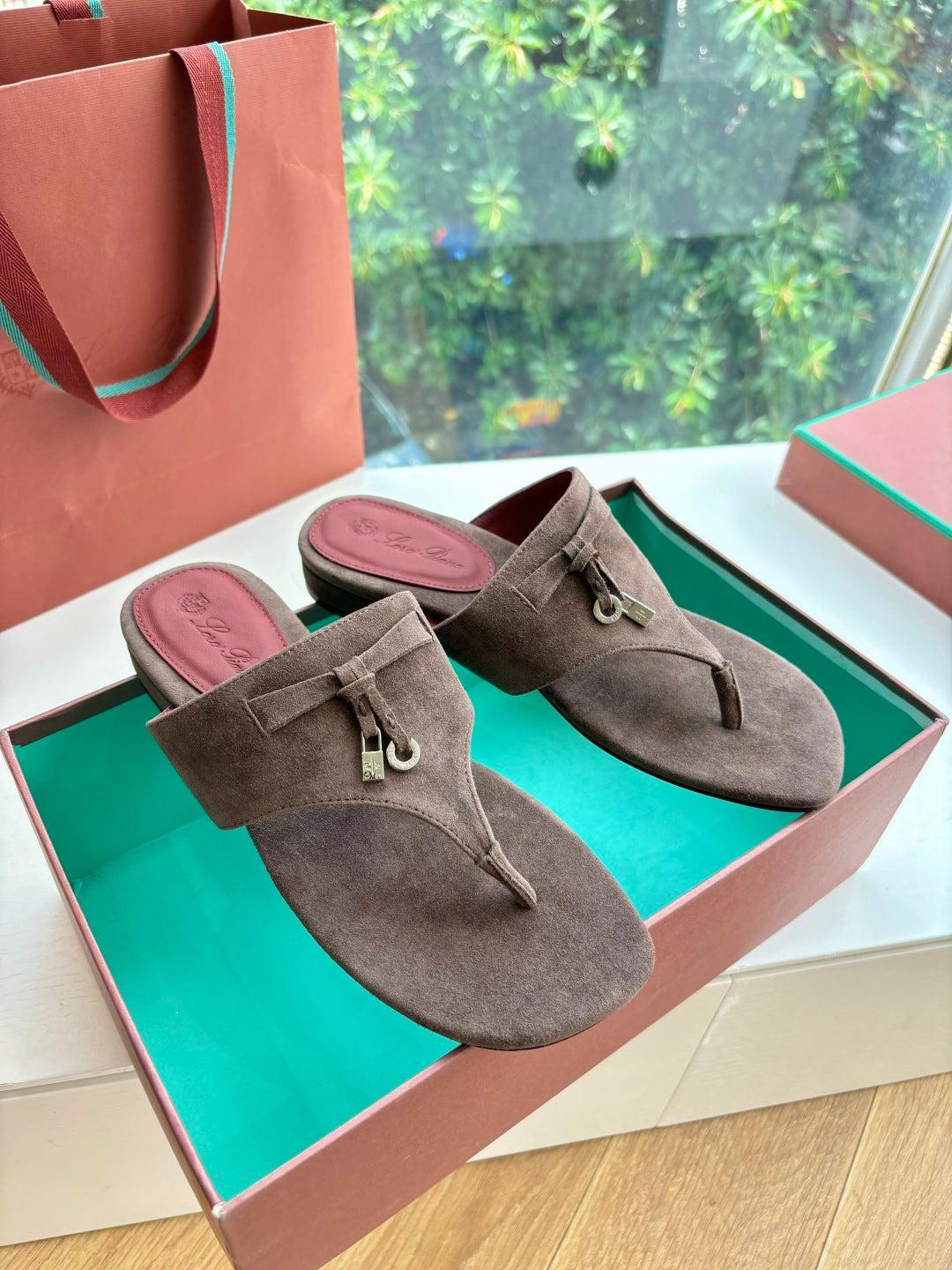 LP THONG SANDALS 25S IN ASH BROWN SUEDE