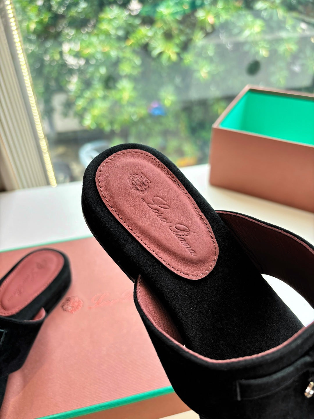 LP THONG SANDALS 25S IN BLACK SUEDE