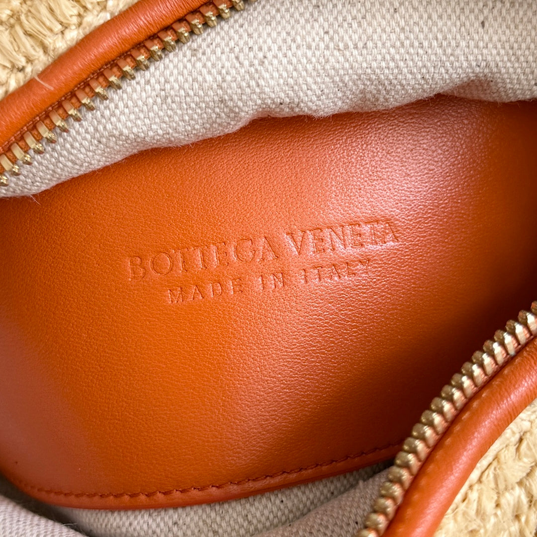 BOTTEGA VENETA 25S LOOP BAG 19 IN BURNT ORANGE RAFFIA AND CALFSKIN