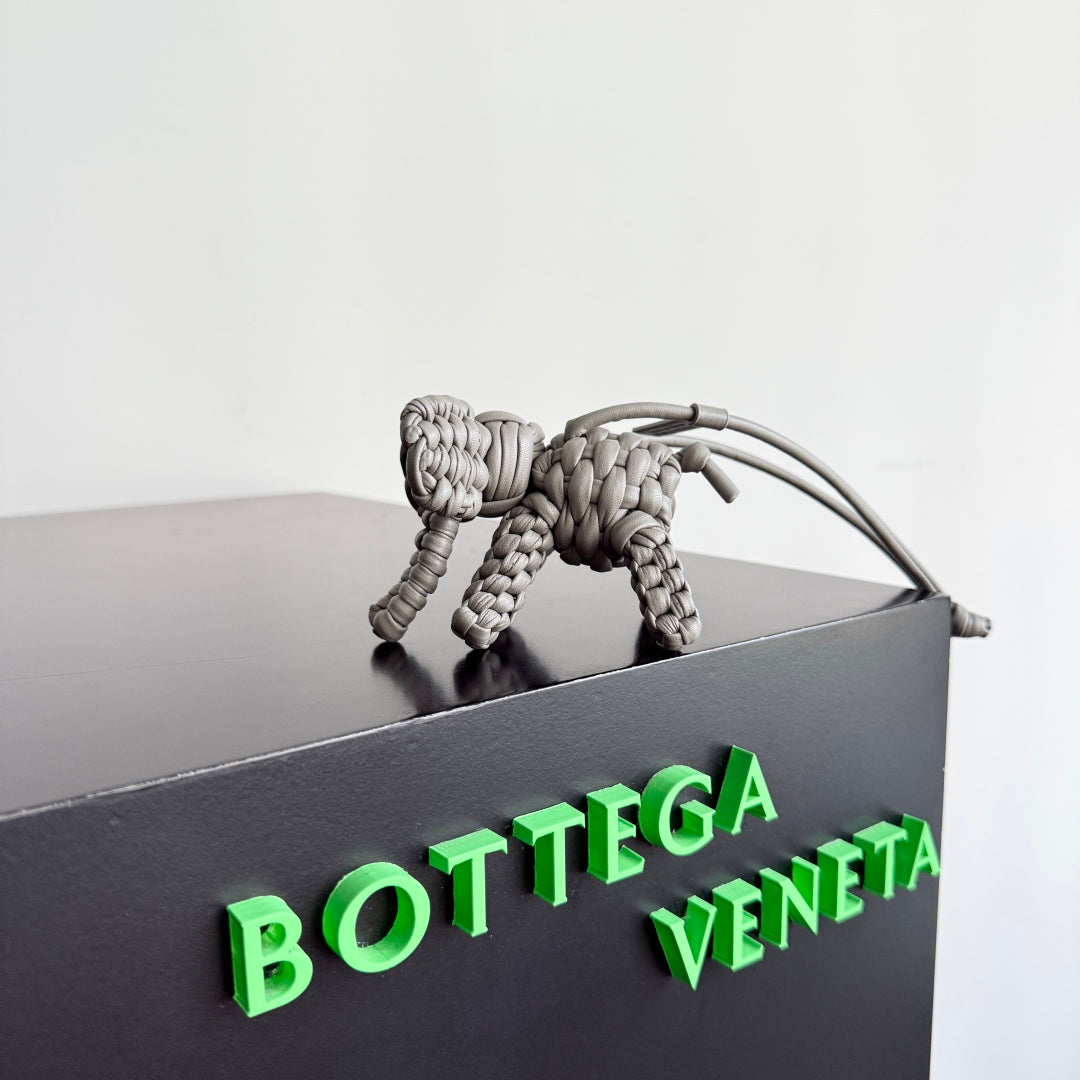 BOTTEGA VENETA 25S DAMEN ELEPHANT CHARM IN GREIGE CALFSKIN