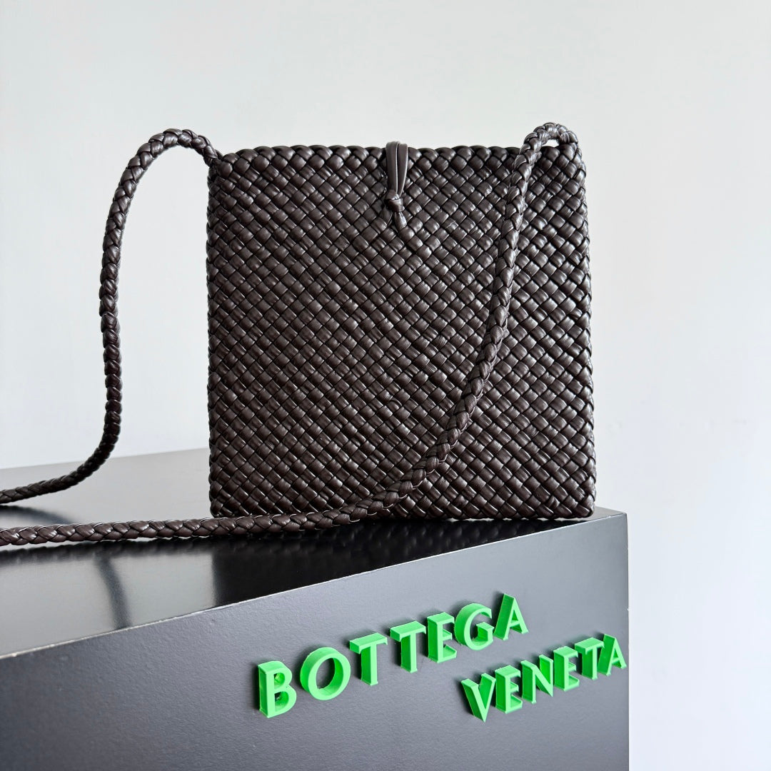 BOTTEGA VENETA 25S TOSCA BAG 19 IN DARK BROWN CALFSKIN GOLD HARDWARE