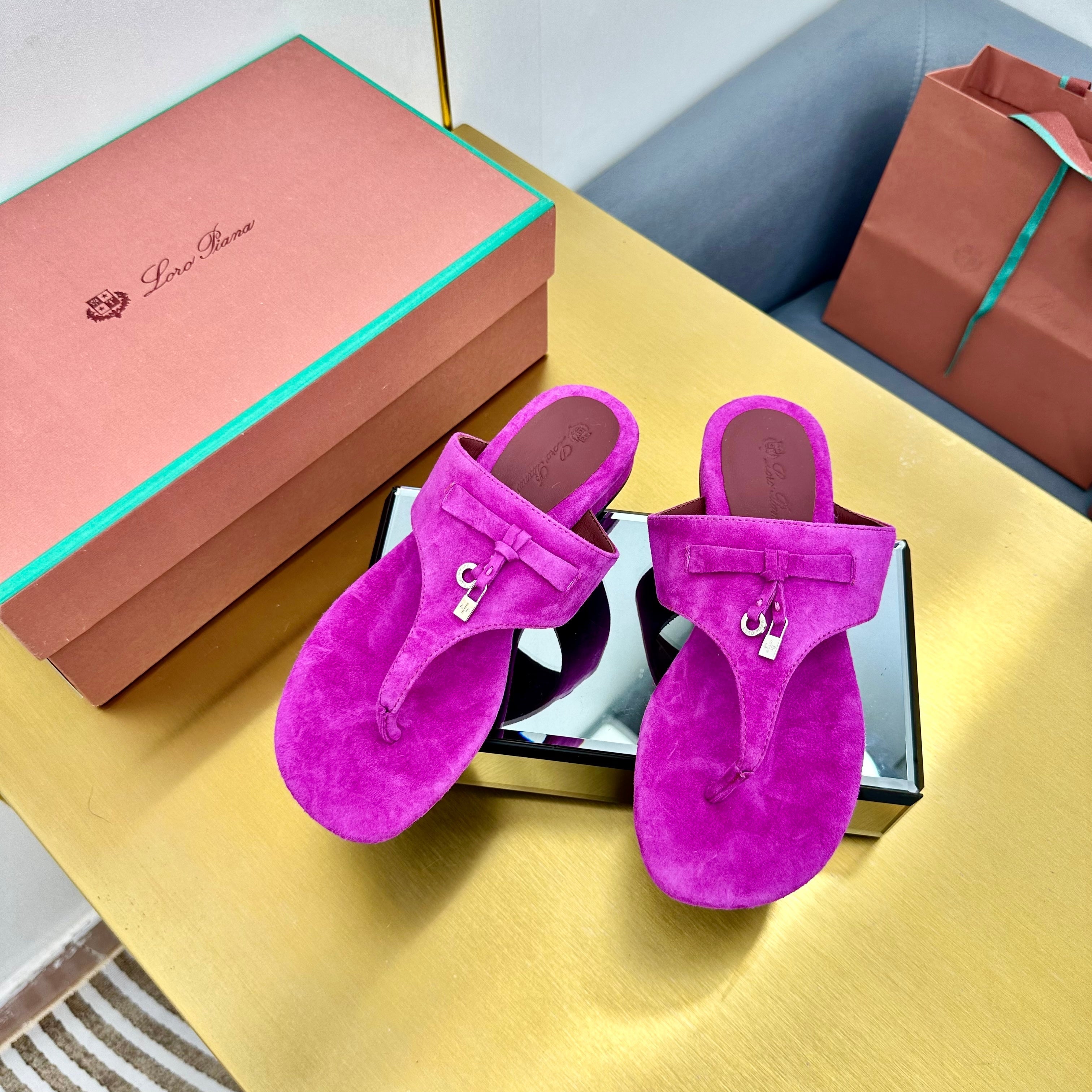 FLIP FLOPS IN NEON PINK SUEDE AND HARDWARE SILVER