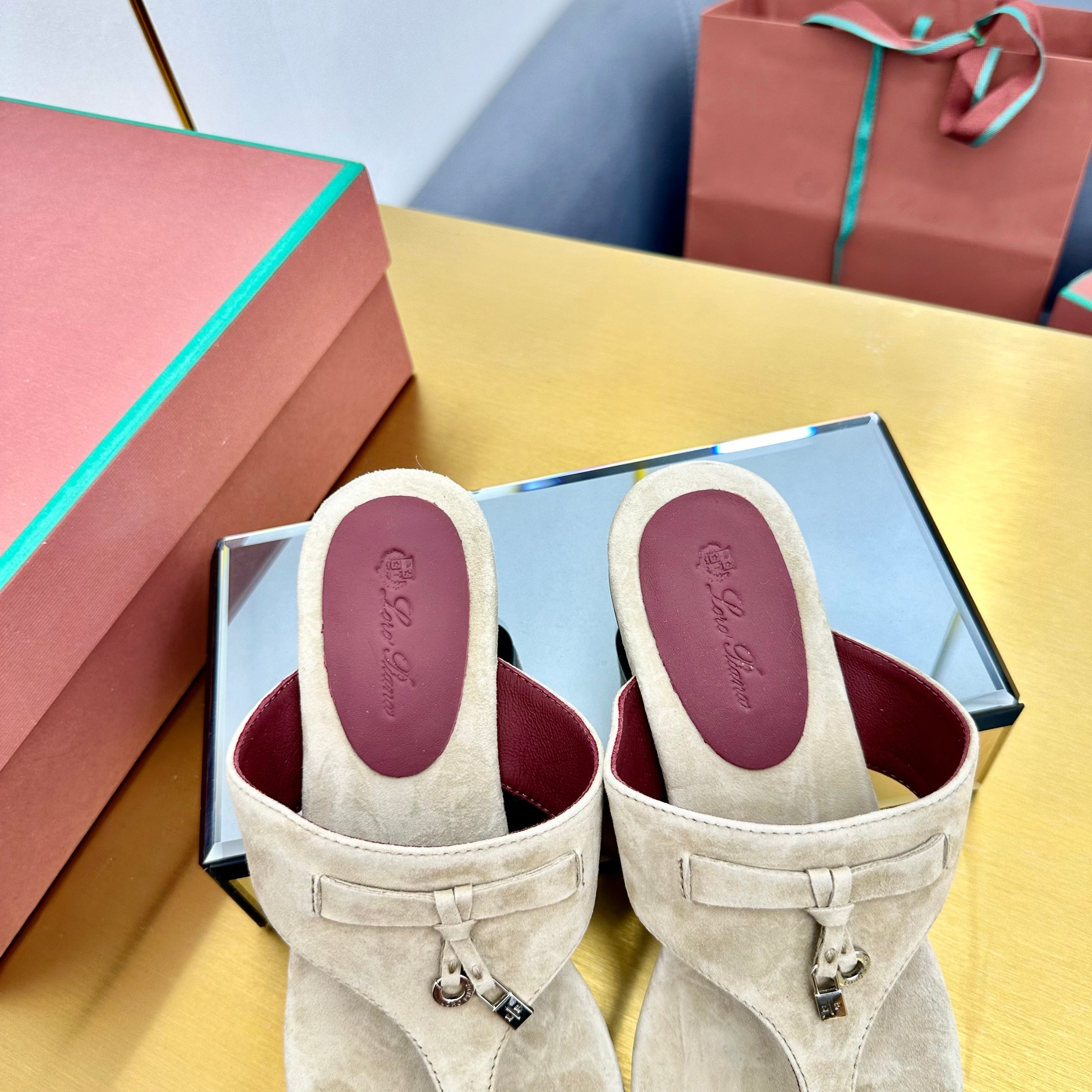 FLIP FLOPS IN BEIGE SUEDE AND HARDWARE SILVER