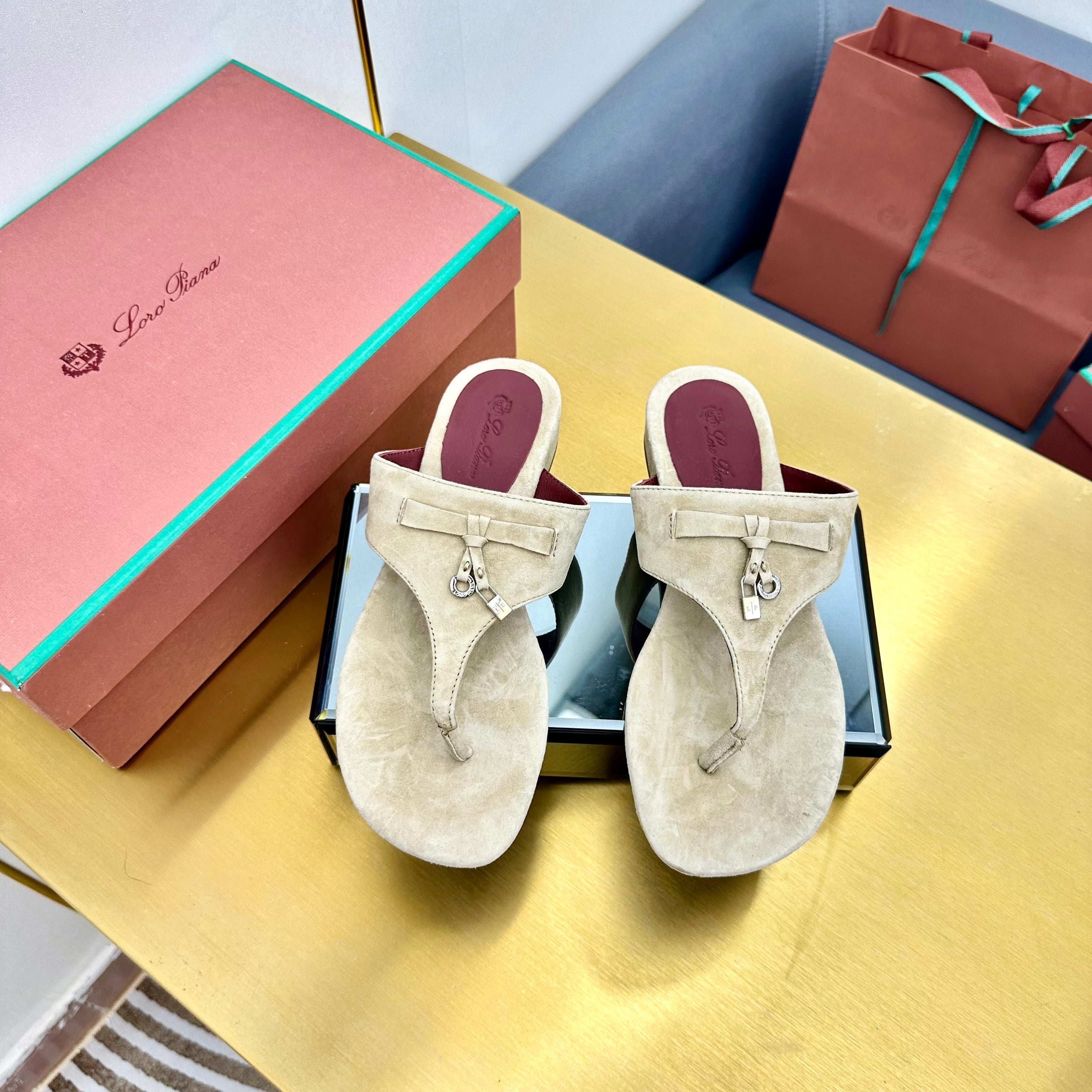 FLIP FLOPS IN BEIGE SUEDE AND HARDWARE SILVER