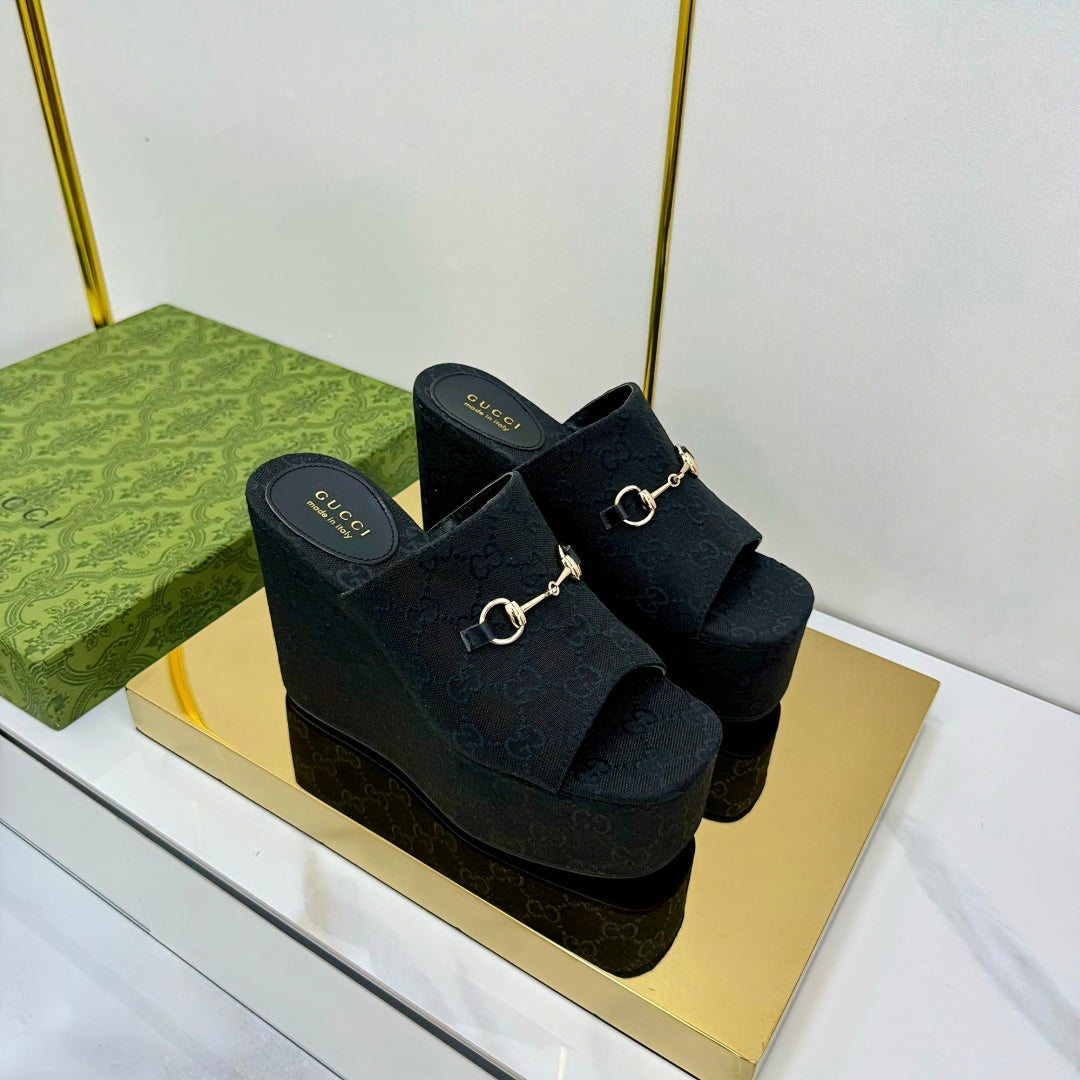 GG WEDGE SLIDES 110 IN BLACK FABRIC WITH GOLD HARDWARE