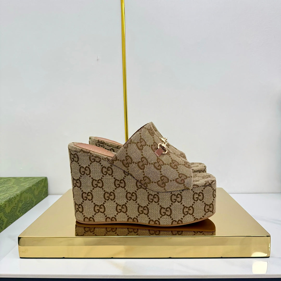 GG WEDGE SLIDES 110 IN DARK BEIGE FABRIC WITH GOLD HARDWARE