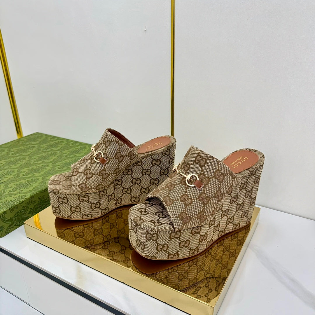 GG WEDGE SLIDES 110 IN DARK BEIGE FABRIC WITH GOLD HARDWARE