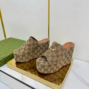 GG WEDGE SLIDES 110 IN DARK BEIGE FABRIC WITH GOLD HARDWARE