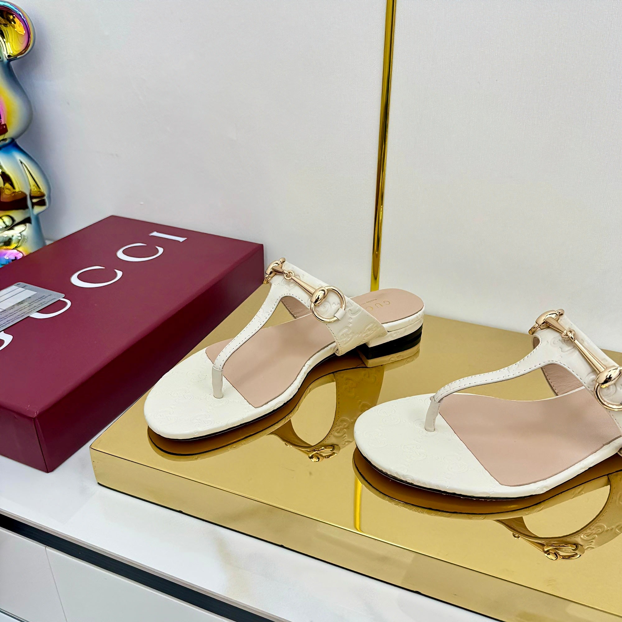 THONG SANDALS IN CREAM WHITE LAMBSKIN PRINTED LOGO WITH GOLD HARDWARE