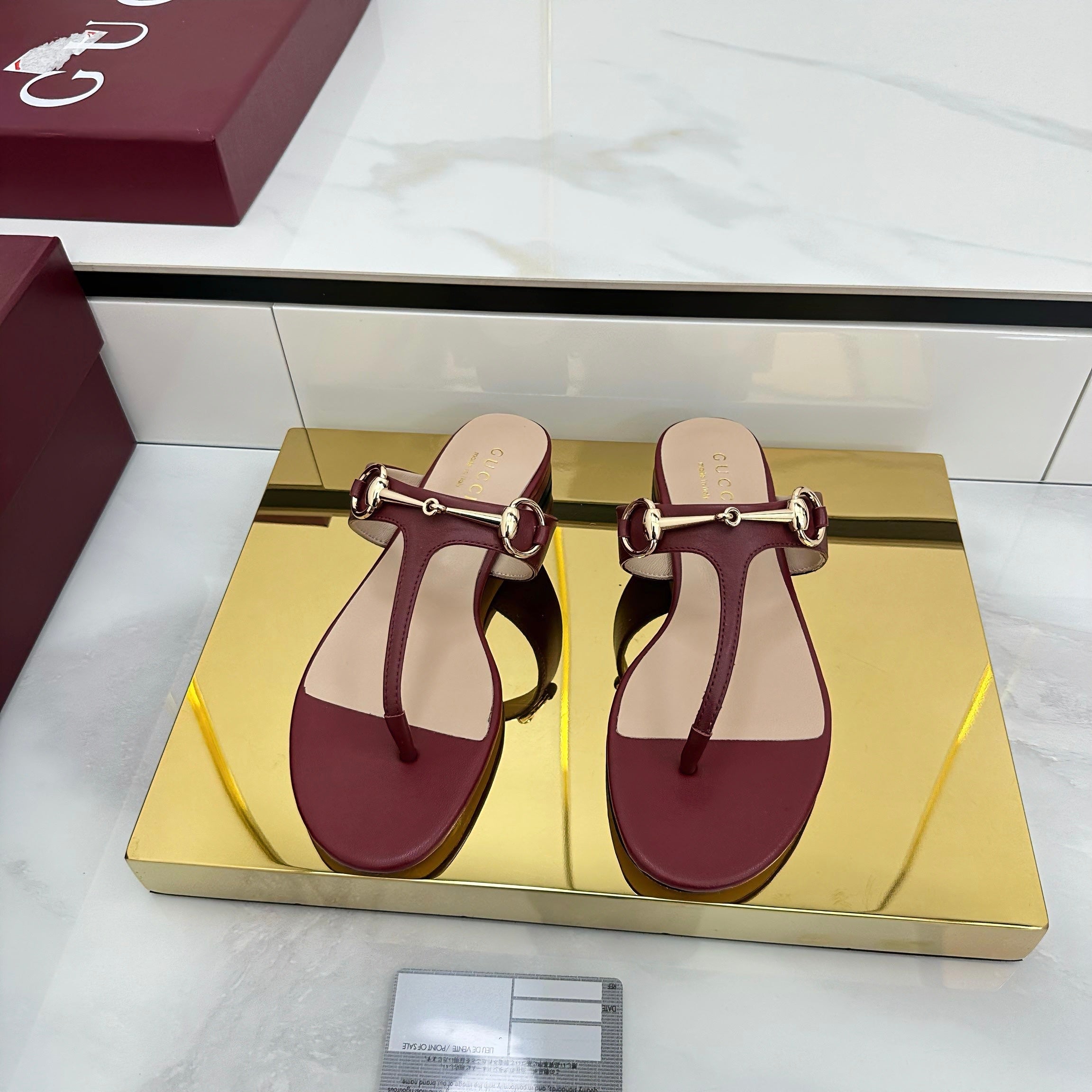 THONG SANDALS IN RED LAMBSKIN WITH GOLD HARDWARE