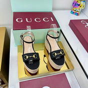 GG HIGH WEDGE SANDALS IN BLACK FABRIC AND RAFFIA WITH GOLD HARDWARE