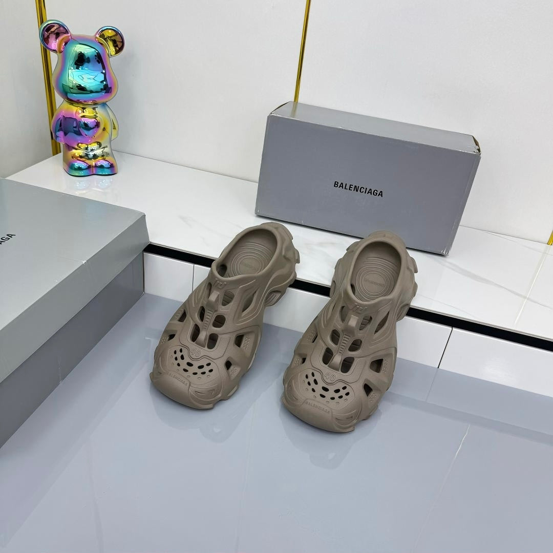 BALENCIAGA 25S POOL CROCS SLIDE IN TAUPE BROWN SYNTHETIC RUBBER