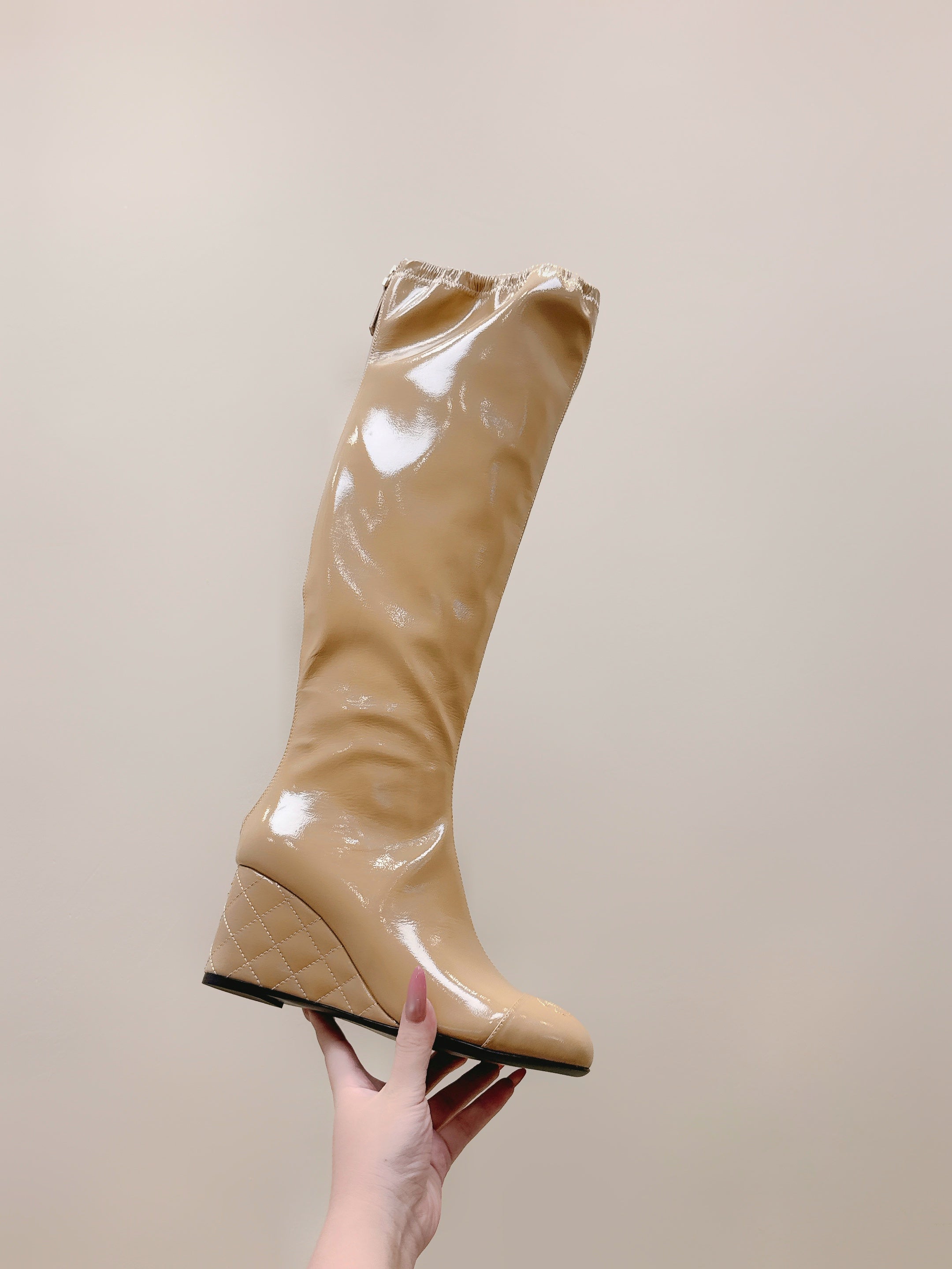 CHANEL 25S KNEE-HIGH BOOTS 60MM IN BEIGE PATENT CALFSKIN WEDGE HEELS