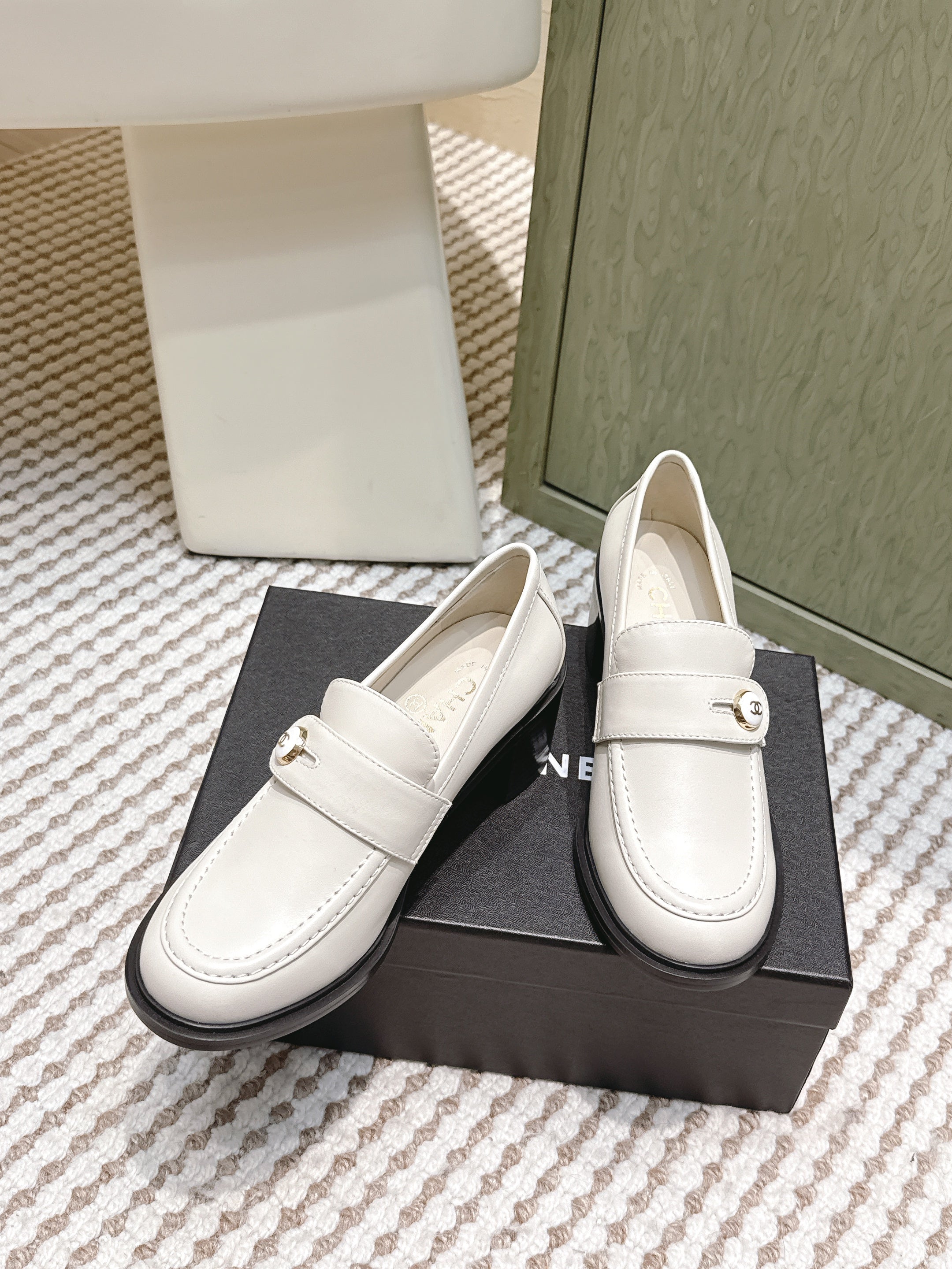 CHANEL 25S GODDESS MOCCASIN LOAFERS 65MM IN WHITE CALFSKIN GOLD HARDWARE