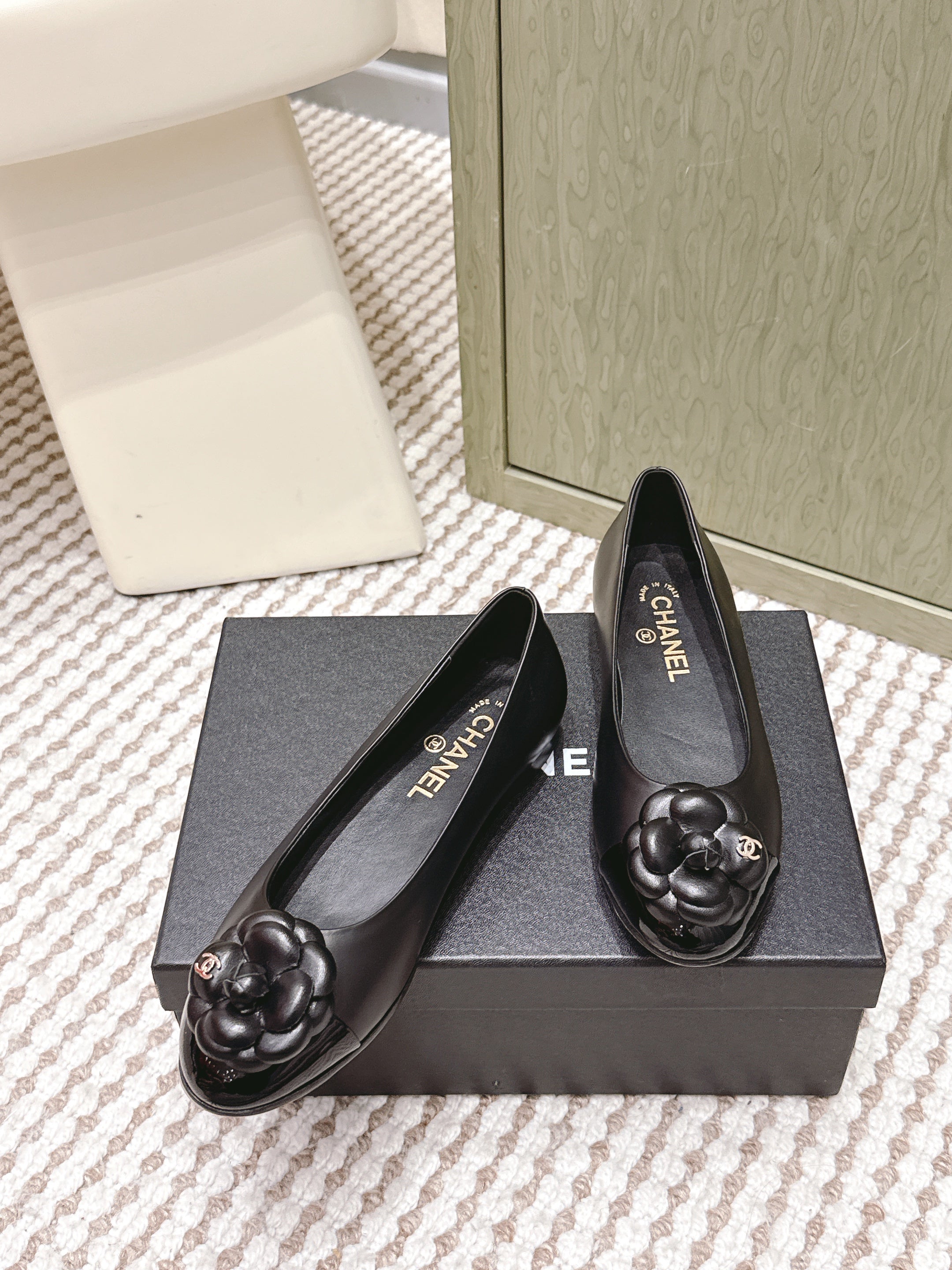 CHANEL 25S BALLET FLAT ROUND TOE IN BLACK SHEEPSKIN WITH CAMELLIA