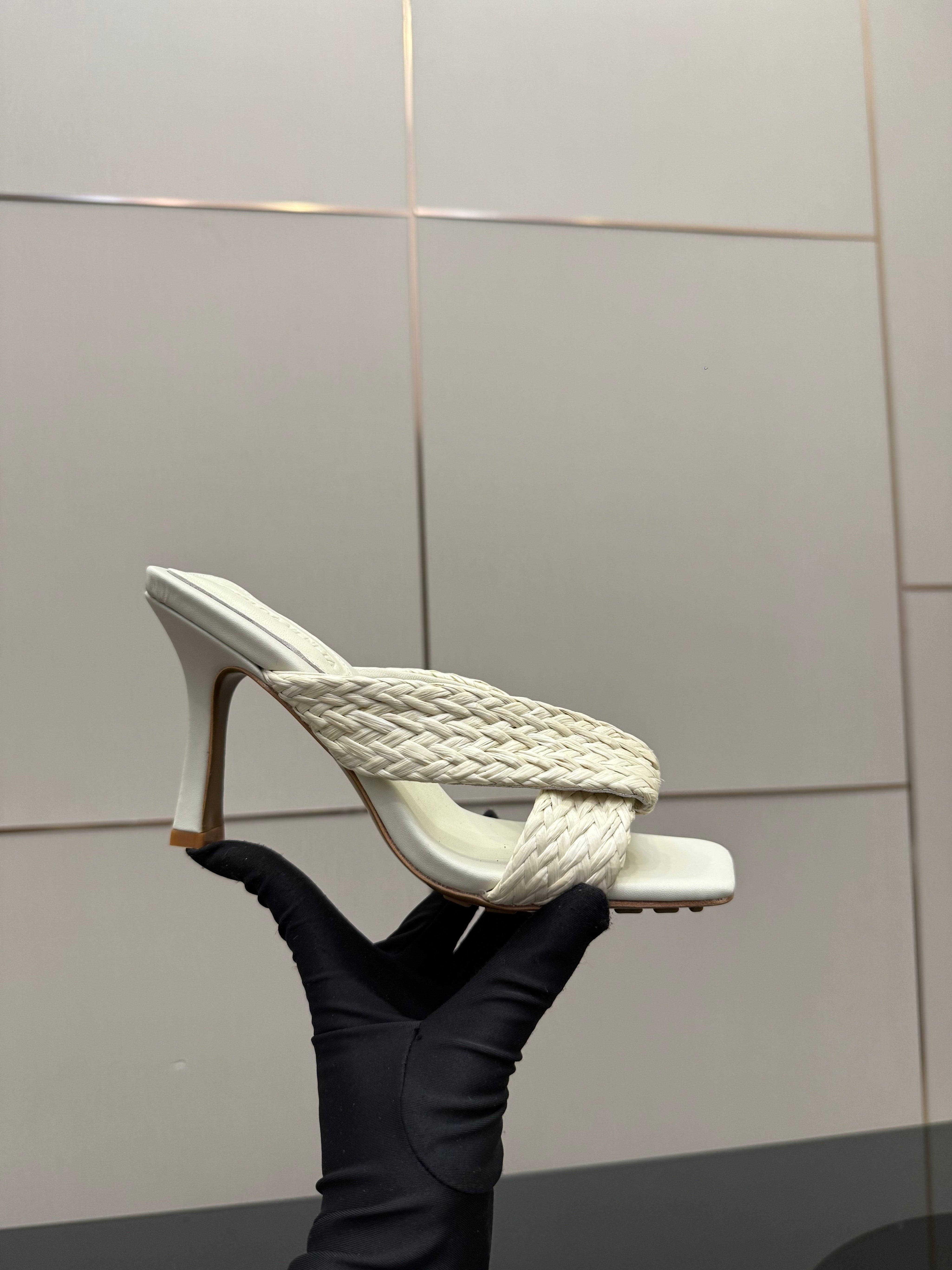 BOTTEGA VENETA 26S HEELED SANDALS 95 MM IN CREAM WHITE CALFSKIN AND RAFFIA