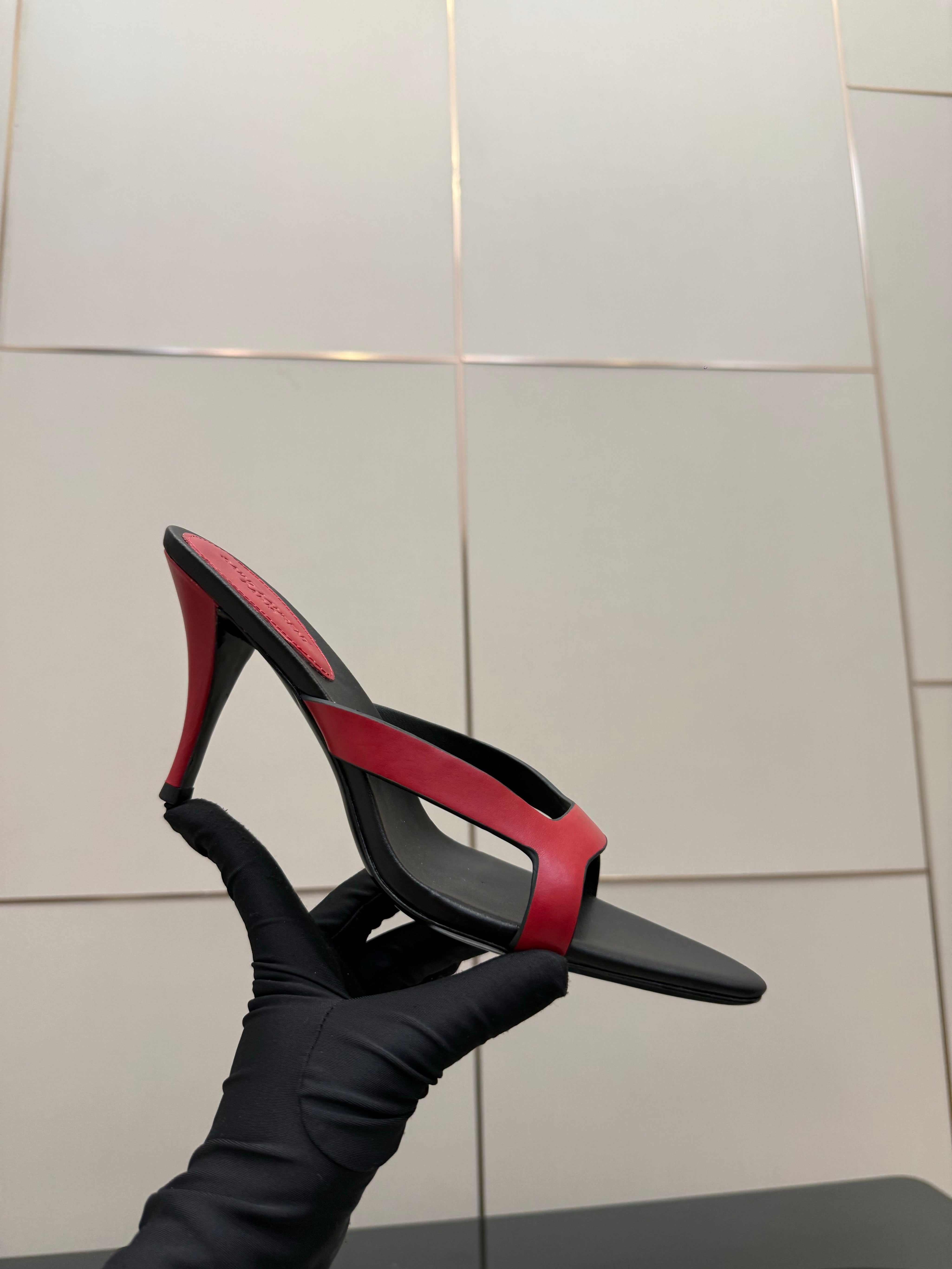 YSL 26S POINTED-TOE SANDALS 90 MM IN RED AND BLACK CALFSKIN
