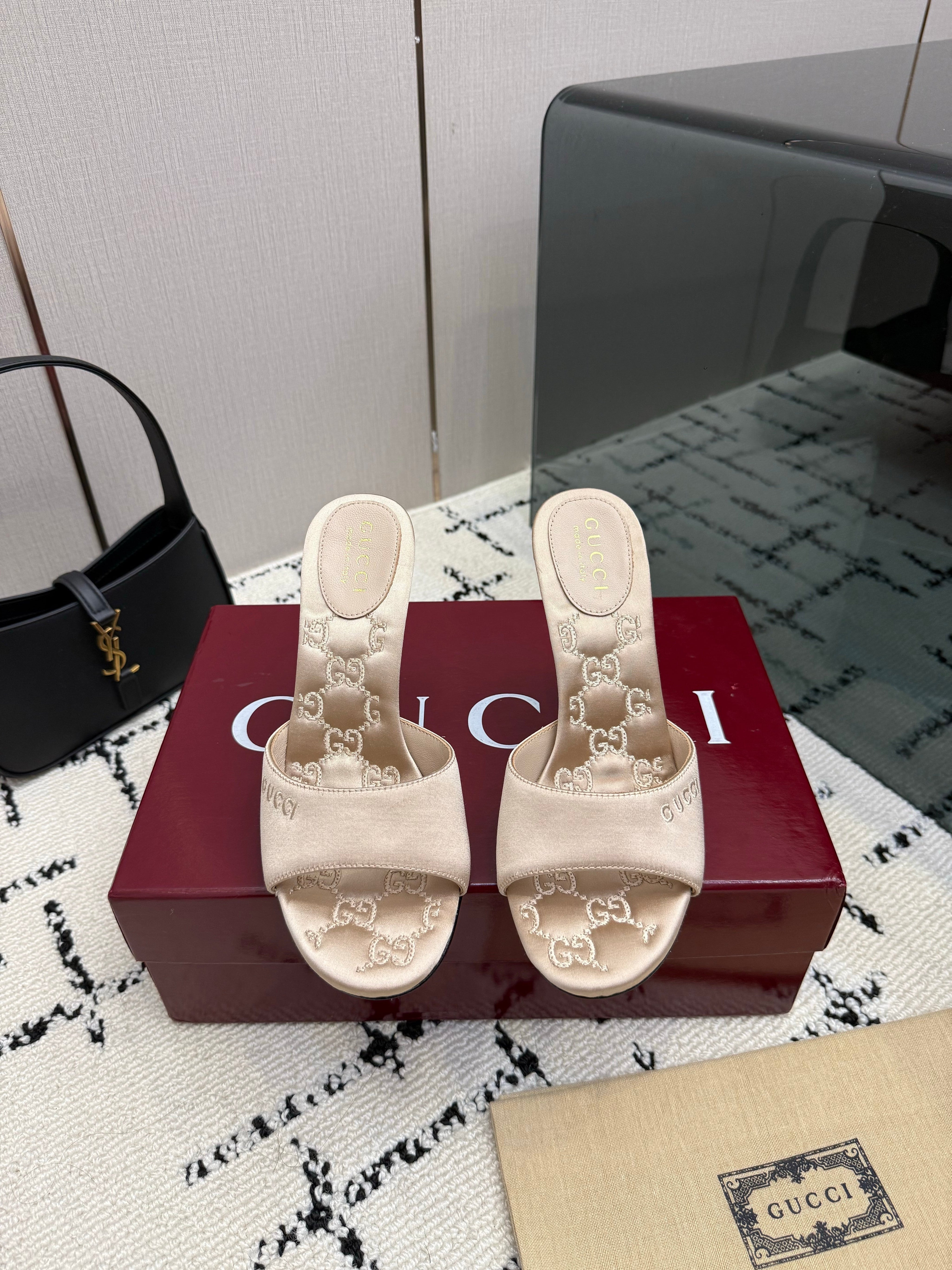 GUCCI 26S CRYSTAL-HEEL SANDALS 100 MM IN BEIGE SATIN