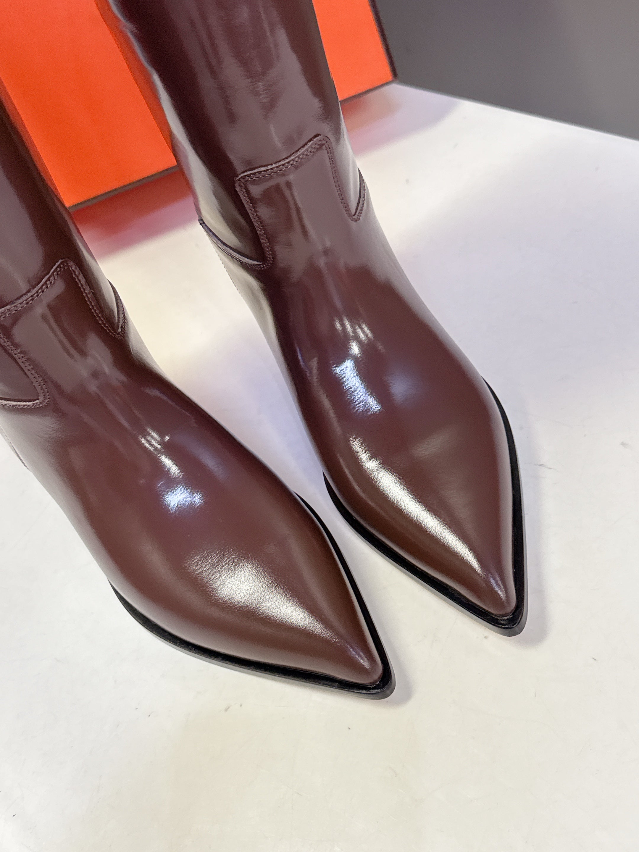 HM 25S POINTED-TOE KNEE-HIGH BOOTS IN BROWN GLOSSY LAMBSKIN