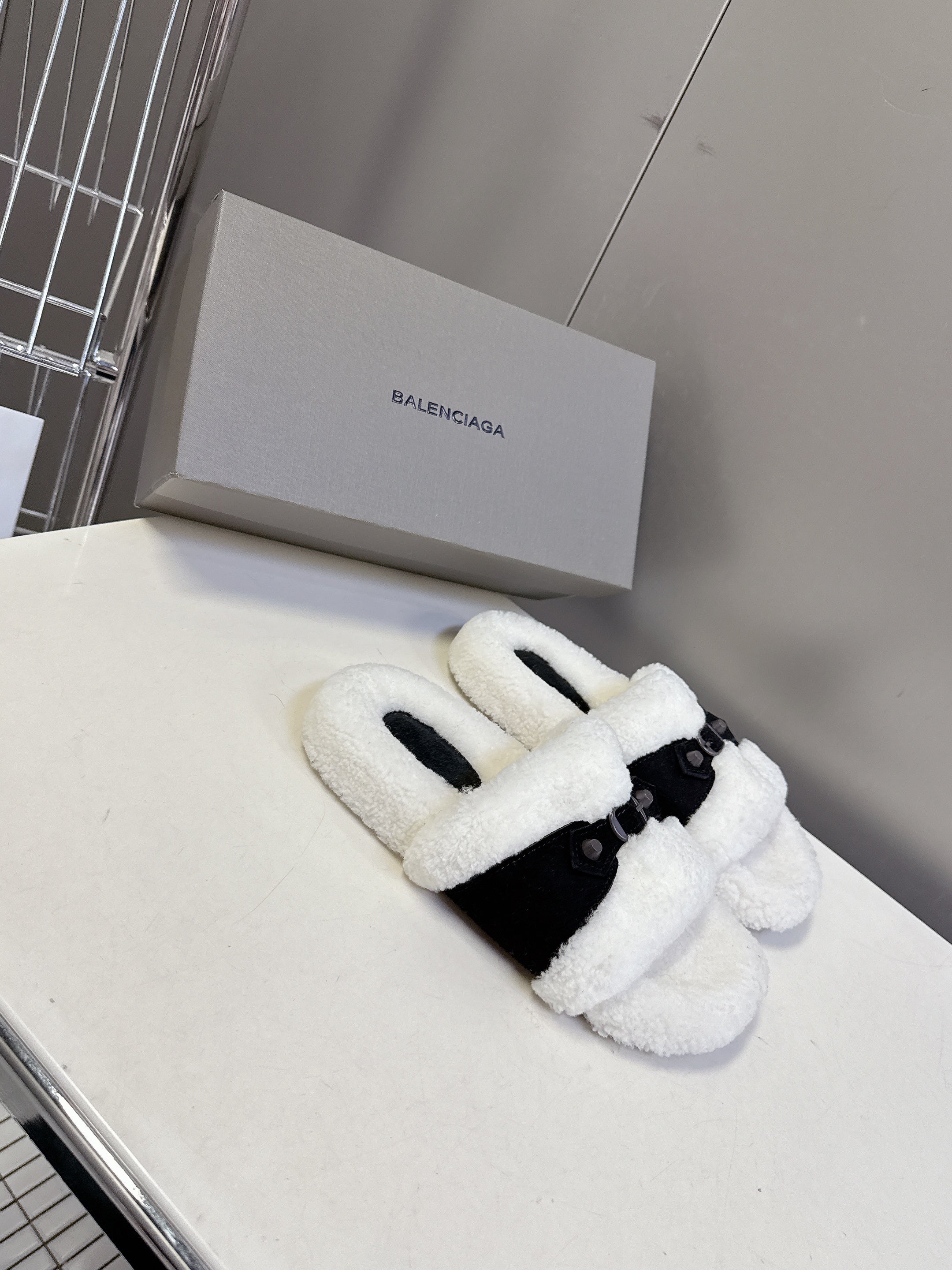 BALENCIAGA 25S SLIPPERS IN BLACK SUEDE AND WHITE WOOL