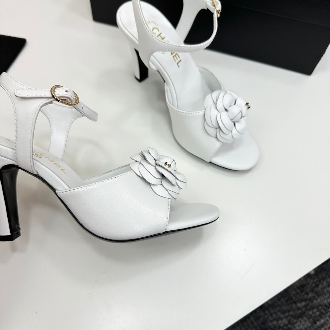 CC HEEL SANDAL 25S IN WHITE LAMBSKIN WITH CAMELLIA