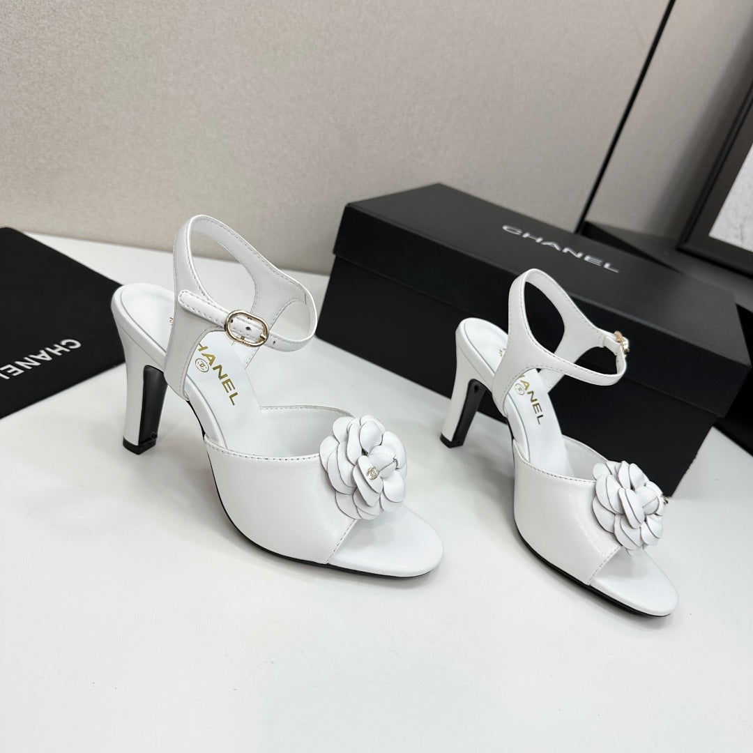 CC HEEL SANDAL 25S IN WHITE LAMBSKIN WITH CAMELLIA