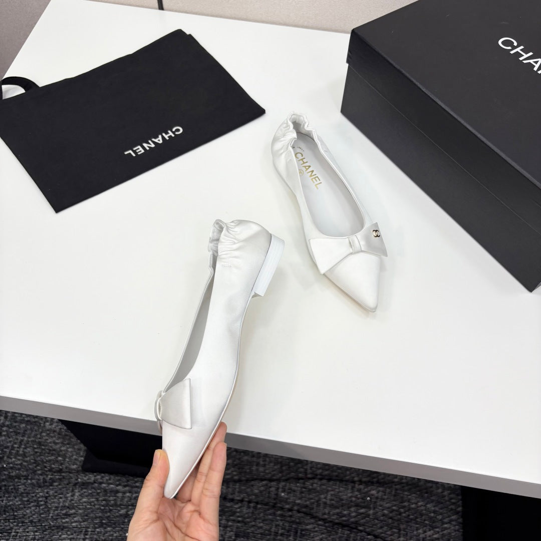 CC BALLET FLATS 25S IN WHITE SATIN WITH BOW