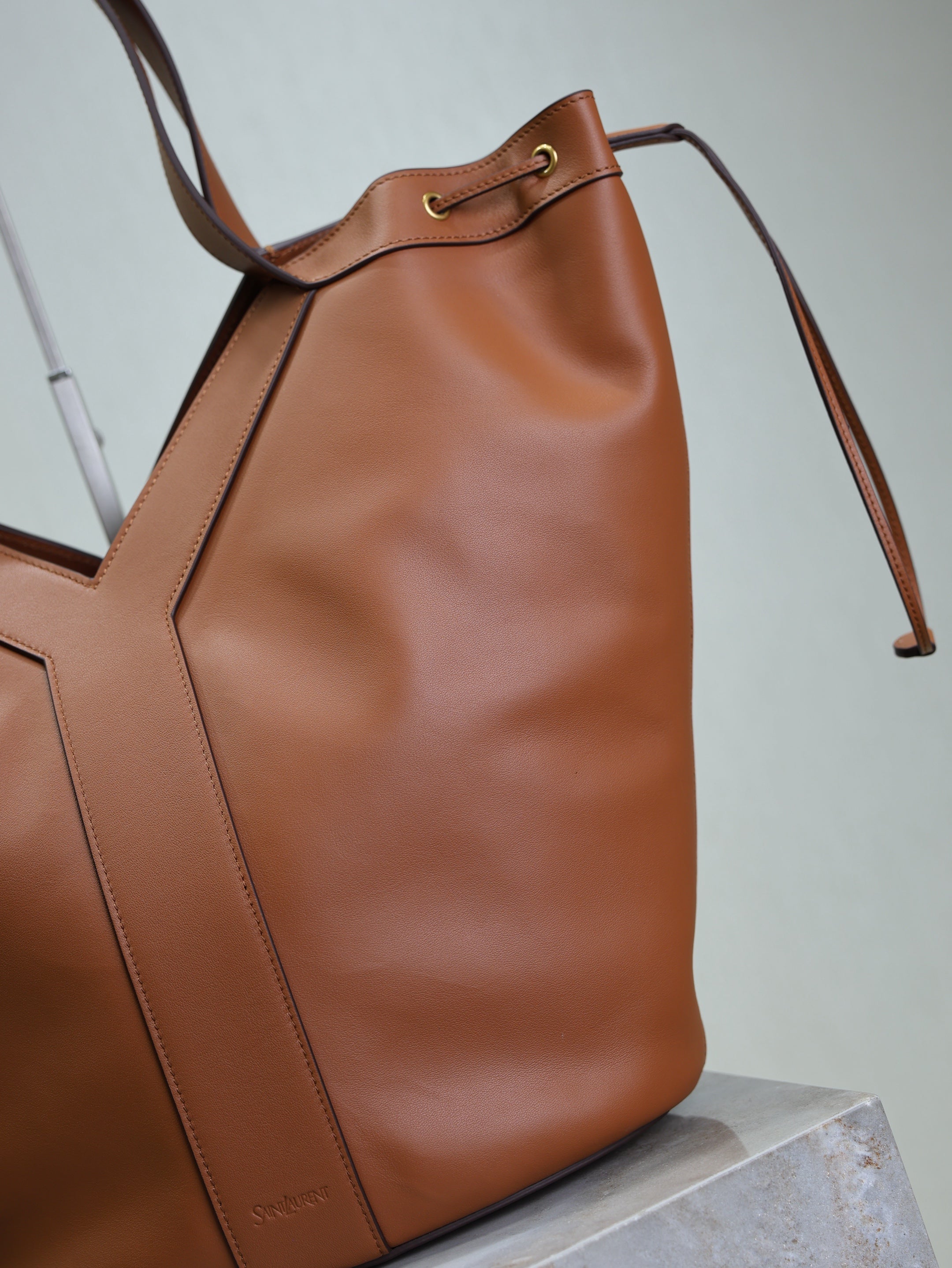 YSL 25S Y LARGE HOBO 50 IN CARAMEL CALFSKIN GOLD HARDWARE