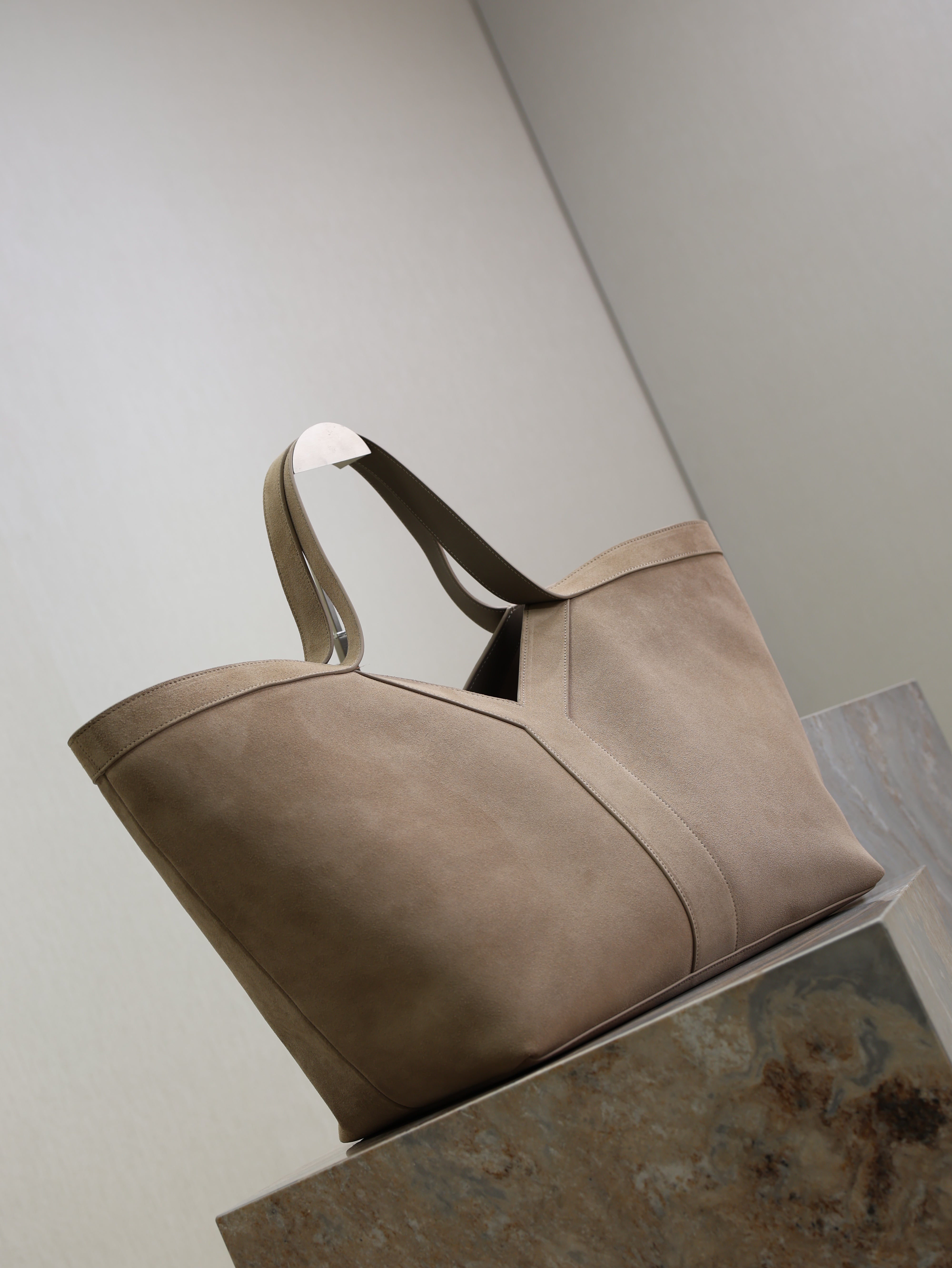 YSL 25S Y MAXI TOTE 50 IN DRY GRAIN SUEDE GOLD HARDWARE