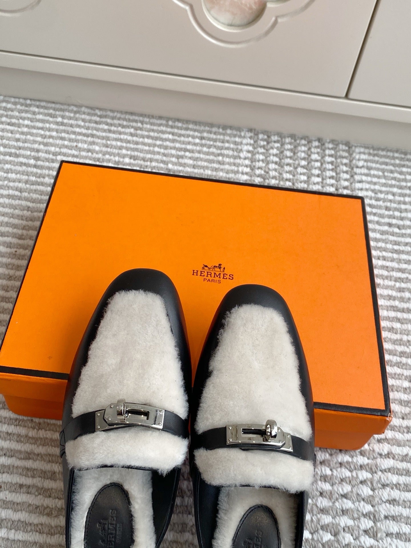 HM 25S CATENA MULE IN BEIGE SHEARLING AND BLACK LAMBSKIN WITH SILVER HARDWARE