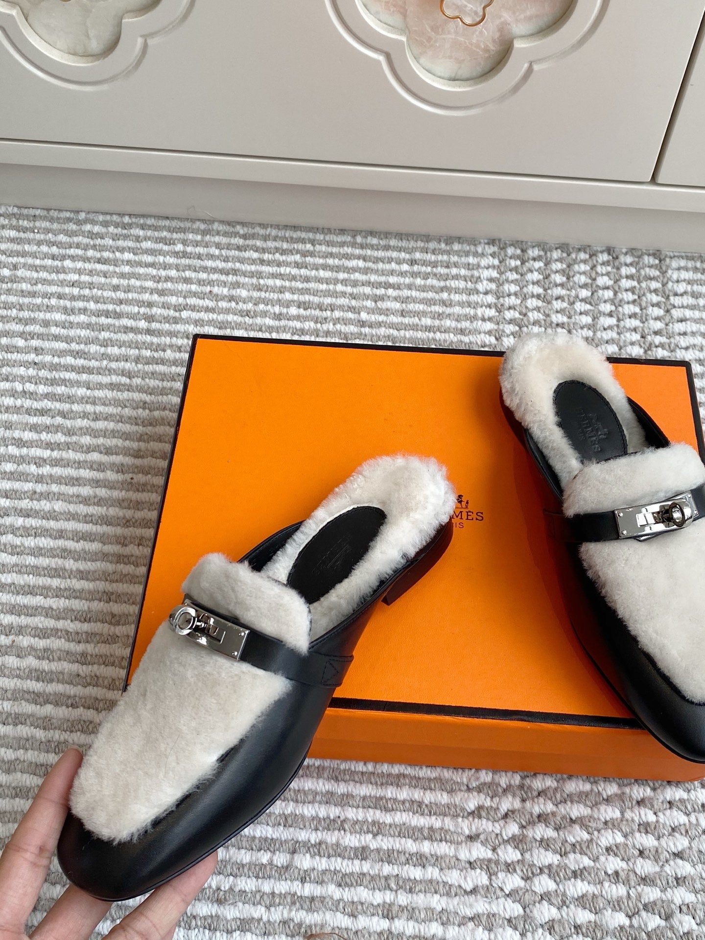 HM 25S CATENA MULE IN BEIGE SHEARLING AND BLACK LAMBSKIN WITH SILVER HARDWARE