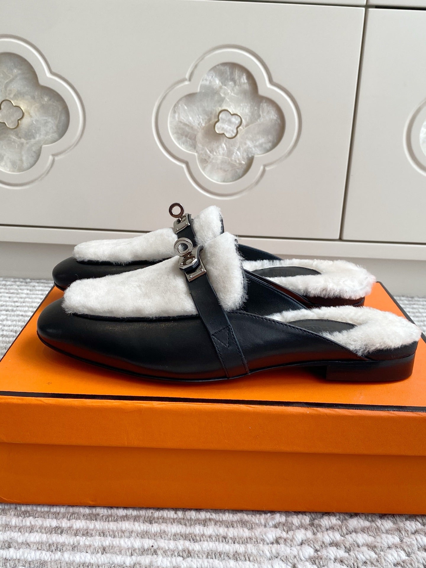 HM 25S CATENA MULE IN BEIGE SHEARLING AND BLACK LAMBSKIN WITH SILVER HARDWARE