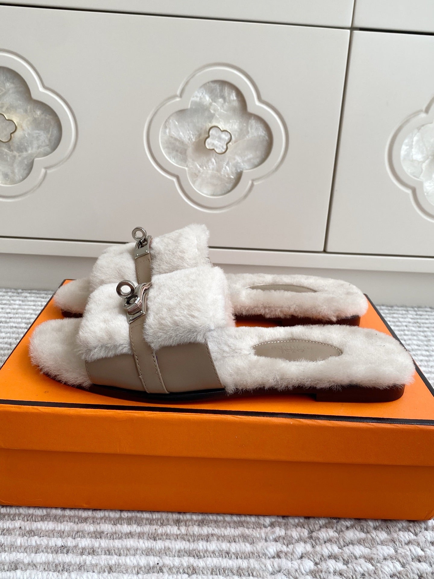 HM 25S GIULIA SANDAL IN PALE BEIGE GRAY SHEARLING WITH SILVER HARDWARE