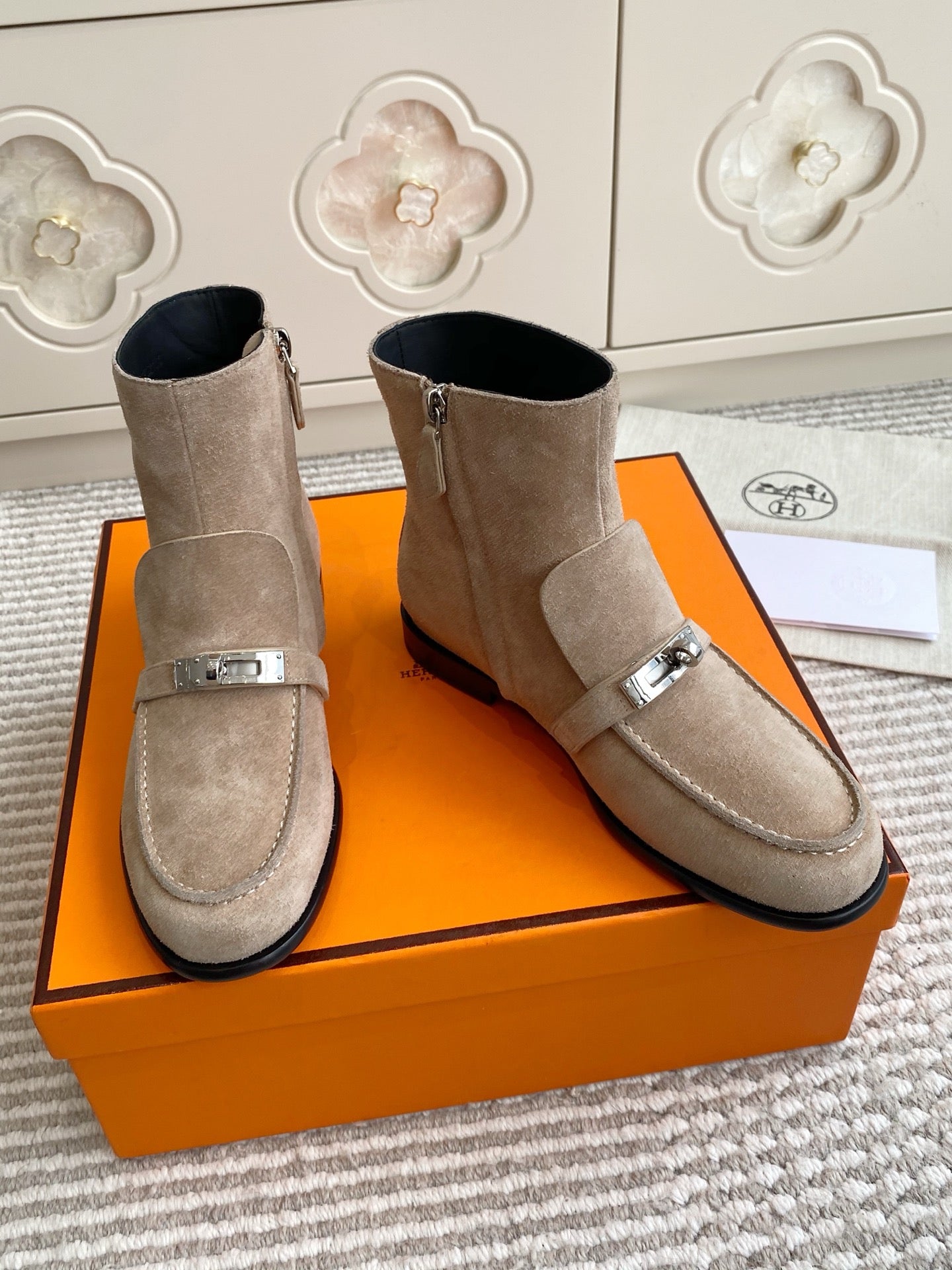 HM 25S KELSY ANKLE BOOT IN EARTHY BROWN-GRAY SUEDE WITH SILVER HARDWARE
