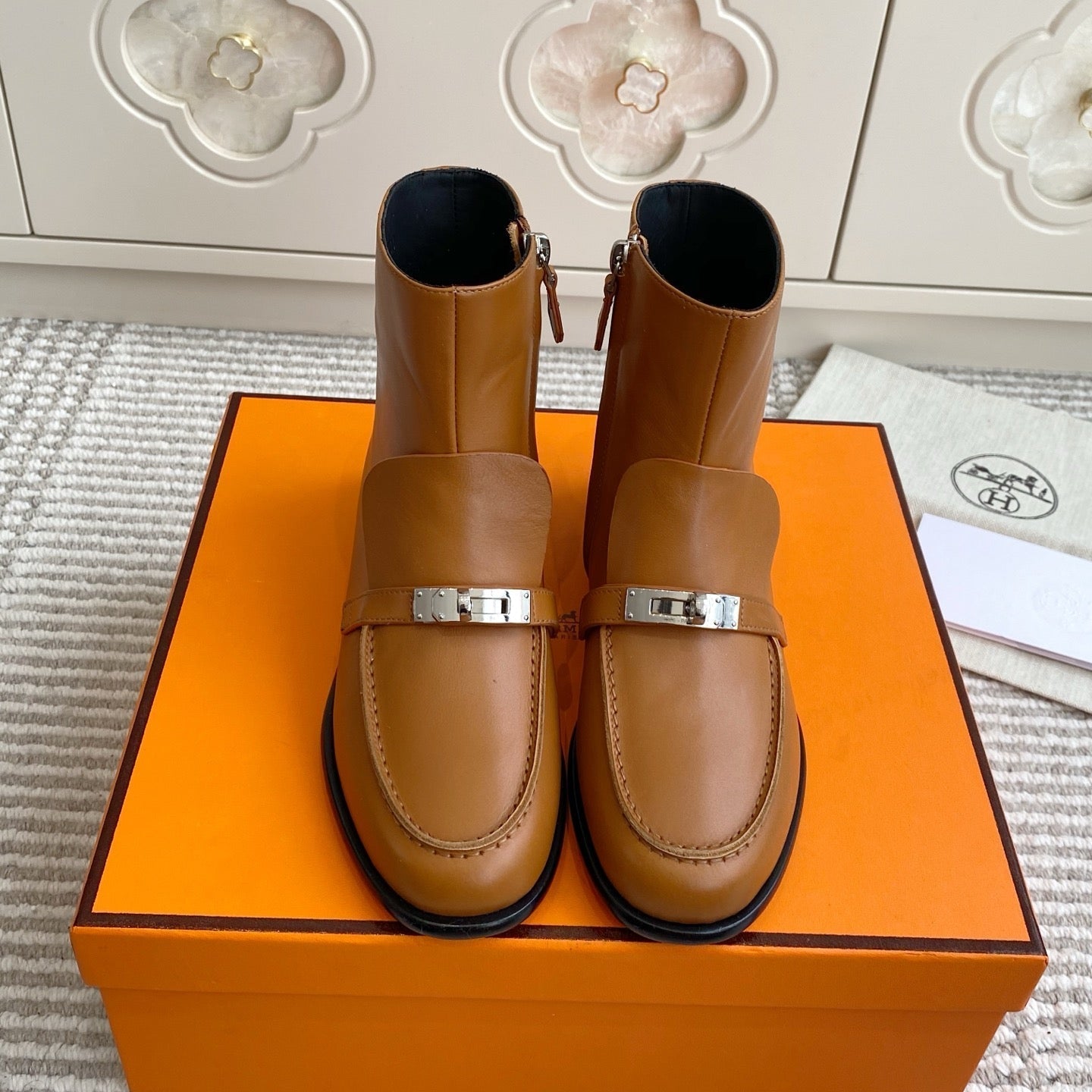 HM 25S KELSY ANKLE BOOT IN BROWN LAMBSKIN WITH SILVER HARDWARE