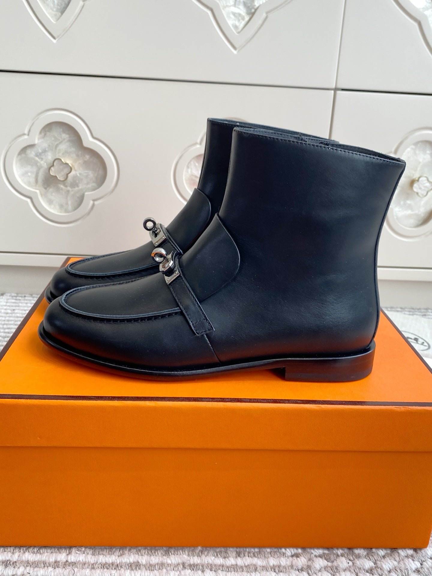 HM 25S KELSY ANKLE BOOT IN BLACK LAMBSKIN WITH SILVER HARDWARE