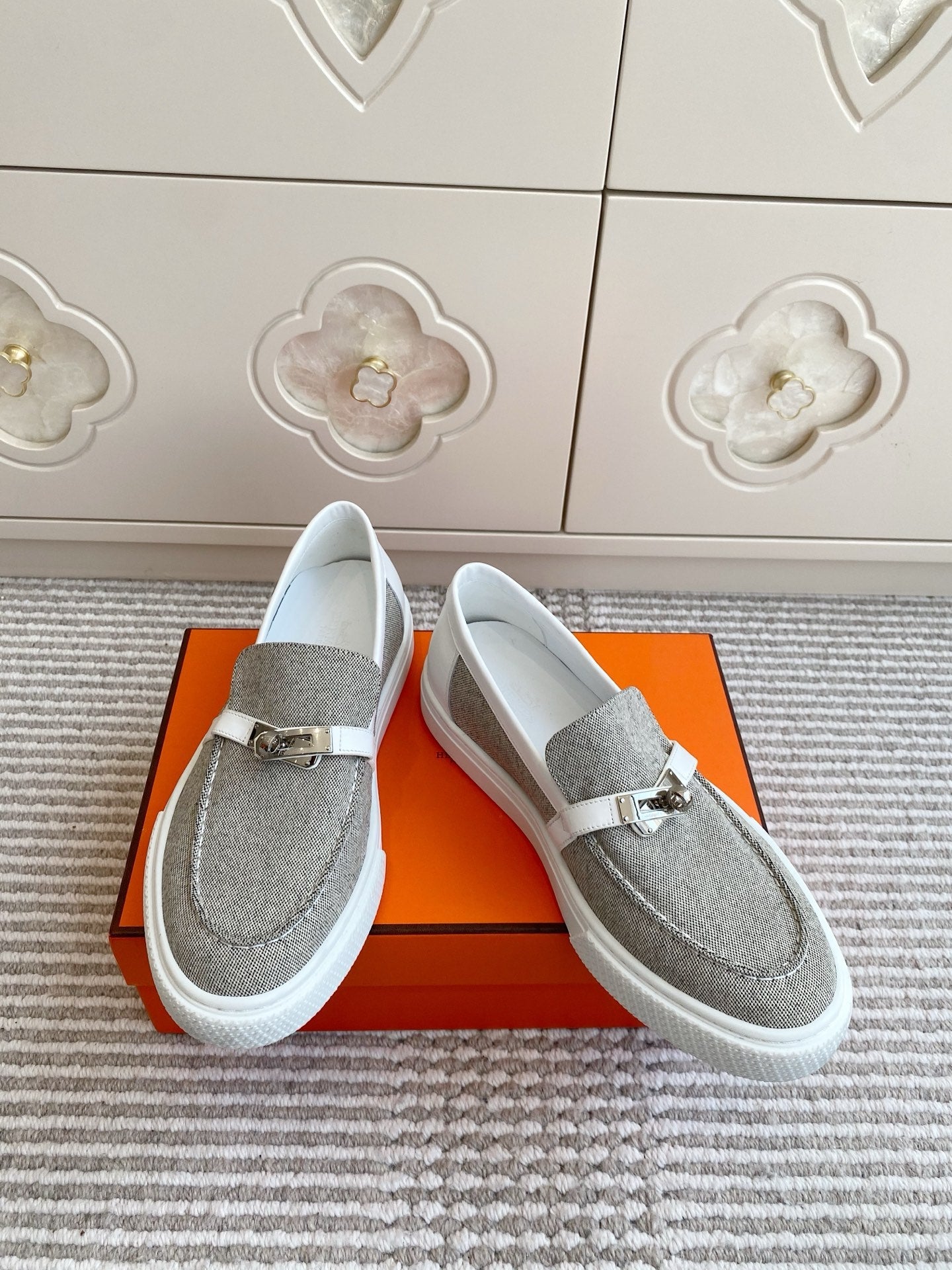 HM 25S SLIP-ON IN LIGHT GREY CANVAS WITH SILVER HARDWARE