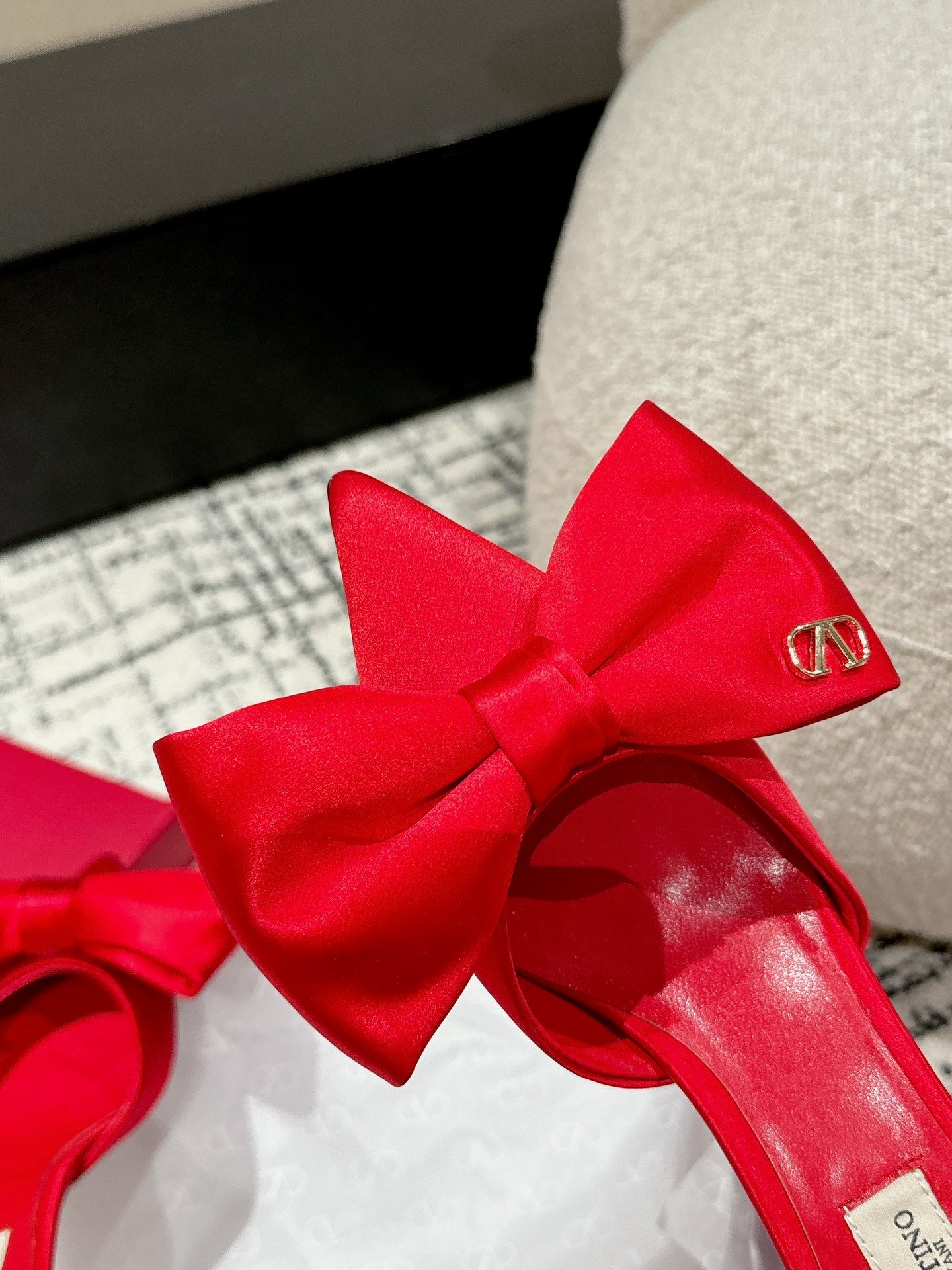 HIGH MULE IN CHERRY RED SILK